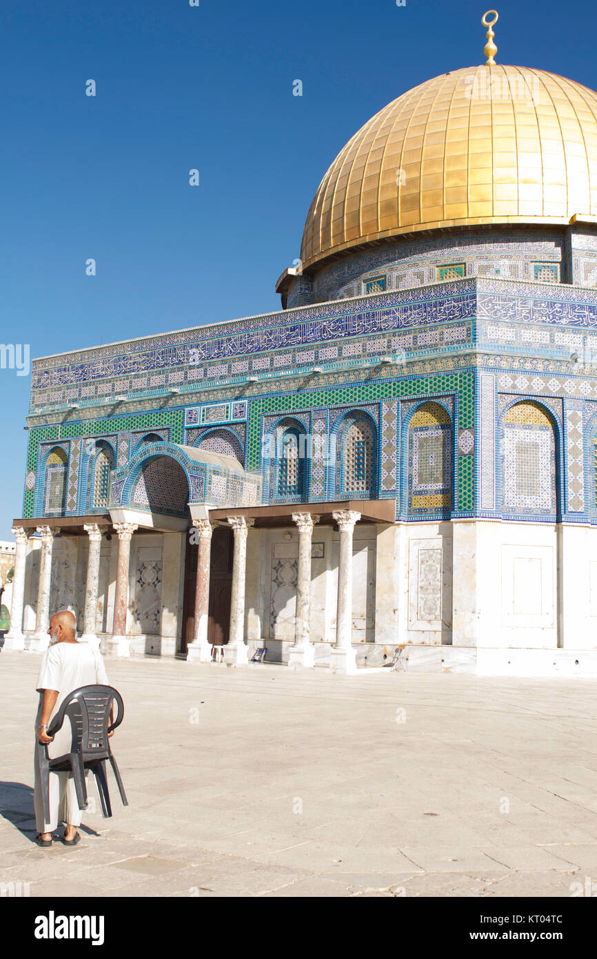 Un habitué de la complexe Al-Aqsa promenades passé le Haram al-Sharif's golden dome et façade en mosaïque/entrée. Banque D'Images