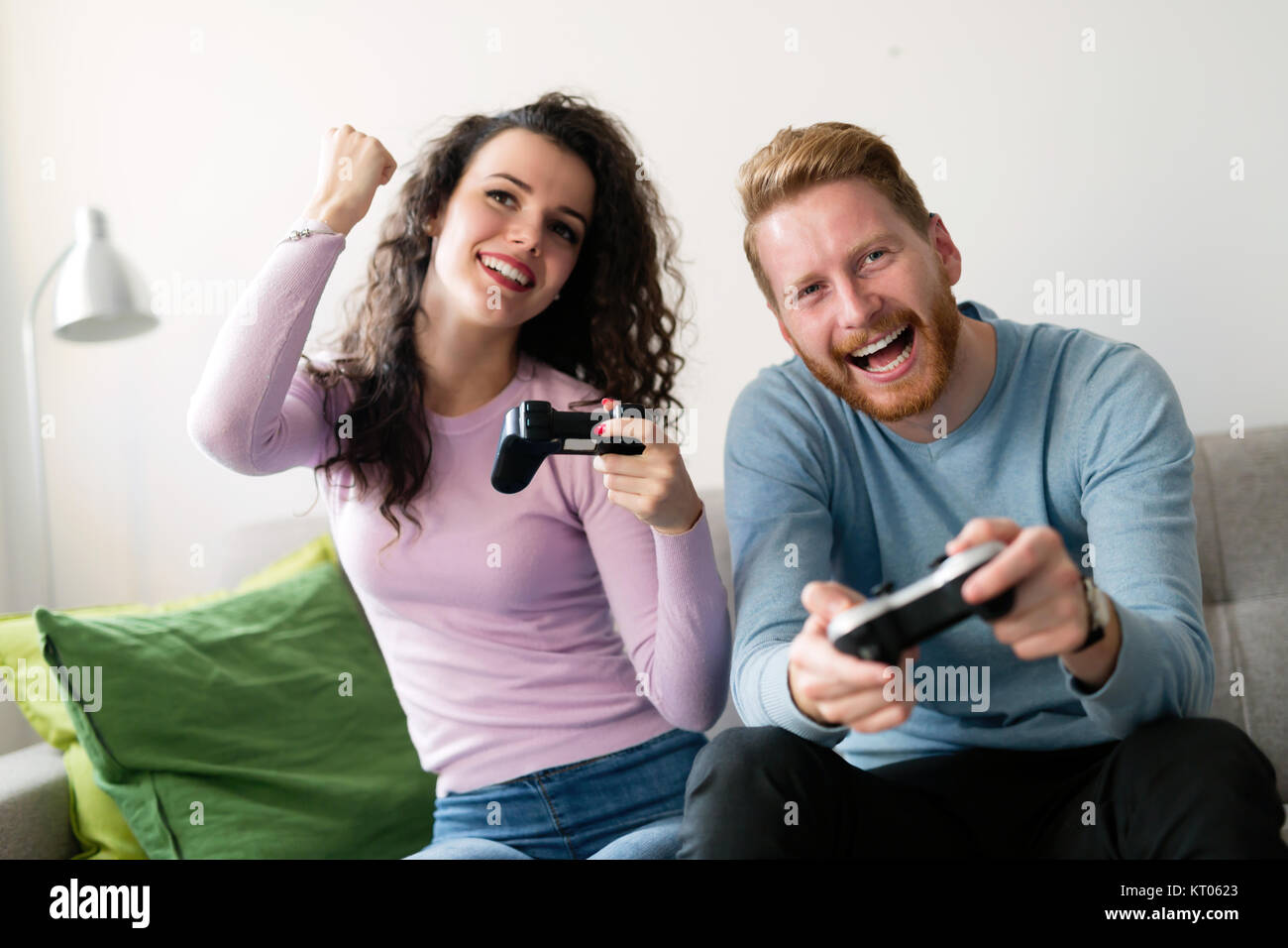 Couple heureux à jouer à des jeux vidéo à la maison Banque D'Images
