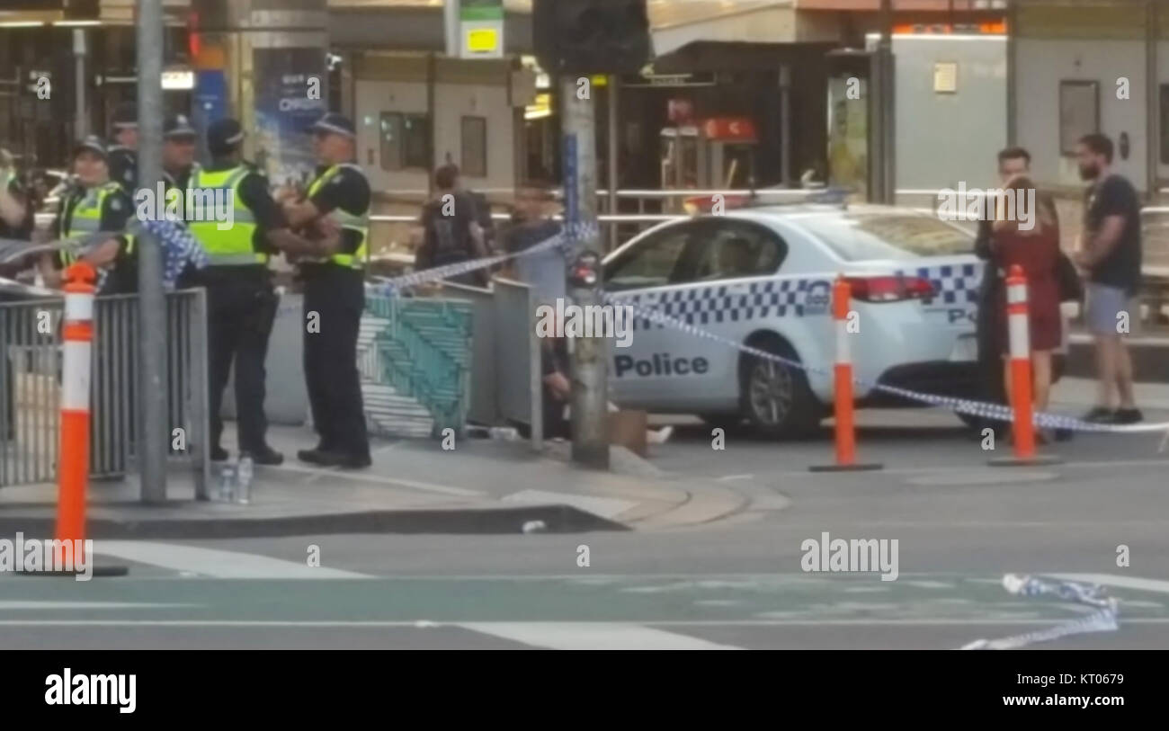 Polcie sur la scène à l'angle de Flinders Street et de Swanston Street, à Melbourne, en Australie, où plus d'une douzaine de personnes ont été blessées, certaines grièvement, et un homme a été arrêté après qu'une voiture est entrée en collision avec les piétons en dehors d'une grande gare. Banque D'Images