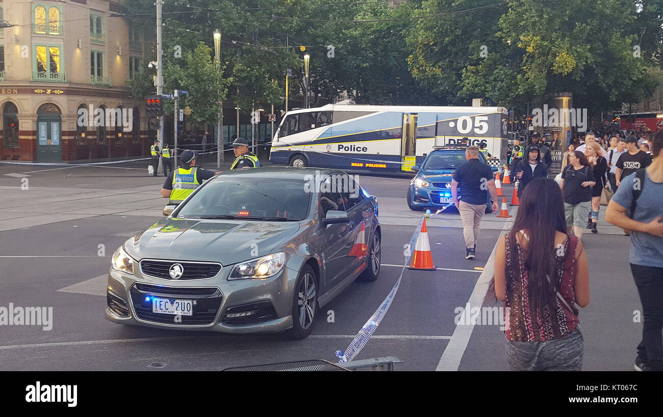 Polcie sur la scène à l'angle de Flinders Street et de Swanston Street, à Melbourne, en Australie, où plus d'une douzaine de personnes ont été blessées, certaines grièvement, et un homme a été arrêté après qu'une voiture est entrée en collision avec les piétons en dehors d'une grande gare. Banque D'Images