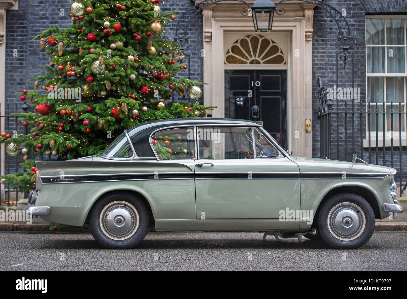 Larry le chat marche underneathGreg MP's Knight 1961 Sunbeam Rapier voiture après son arrivée à Downing Street, Londres. Banque D'Images