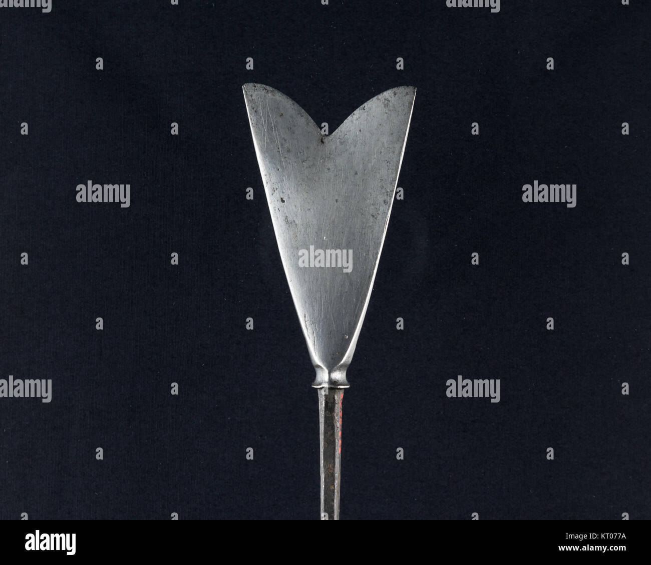 Arrowhead, identifié comme YanonC493, est un artefact ou un objet répertorié dans la série MET LC-32 75 522-001. Il représente un élément culturel ou historique important préservé pour étude, mettant en valeur sa forme ou sa fonction distinctive. Sa classification indique son importance pour la conservation des musées ou la recherche archéologique. Banque D'Images