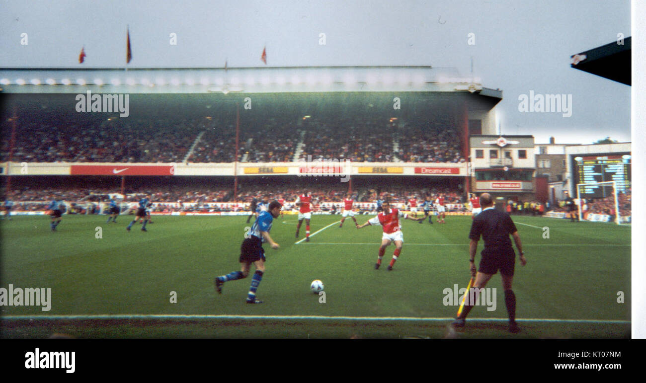 Le match de 2000 entre Arsenal et Sheffield mercredi est un événement notable dans le football anglais. Arsenal remporte une victoire, montrant sa force en premier League pendant cette période. Banque D'Images