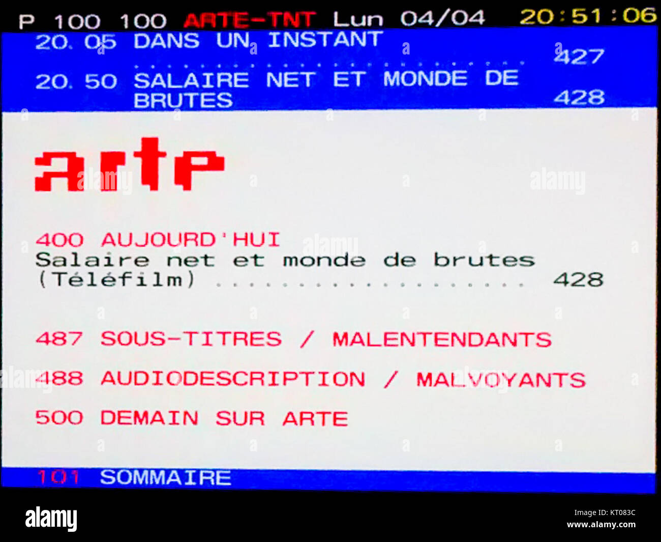 ARTE télétexte désigne le service télétexte fourni par le réseau ARTE, qui offre des mises à jour sur divers sujets tels que l’actualité, la culture et le divertissement. Cette image reflète probablement la dernière page ou une mise à jour historique du service. Banque D'Images