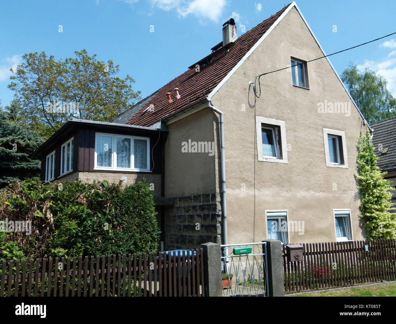 Arthur-Thiermann-Straße est une rue située à Pirna, en Allemagne. Cette adresse fait référence à un endroit précis dans la ville, nommé d'après un individu, probablement une figure notable dans l'histoire de Pirna. Banque D'Images Arthur-Thiermann-Straße est une rue située à Pirna, en Allemagne. Cette adresse fait référence à un endroit précis dans la ville, nommé d'après un individu, probablement une figure notable dans l'histoire de Pirna. Banque D'Images