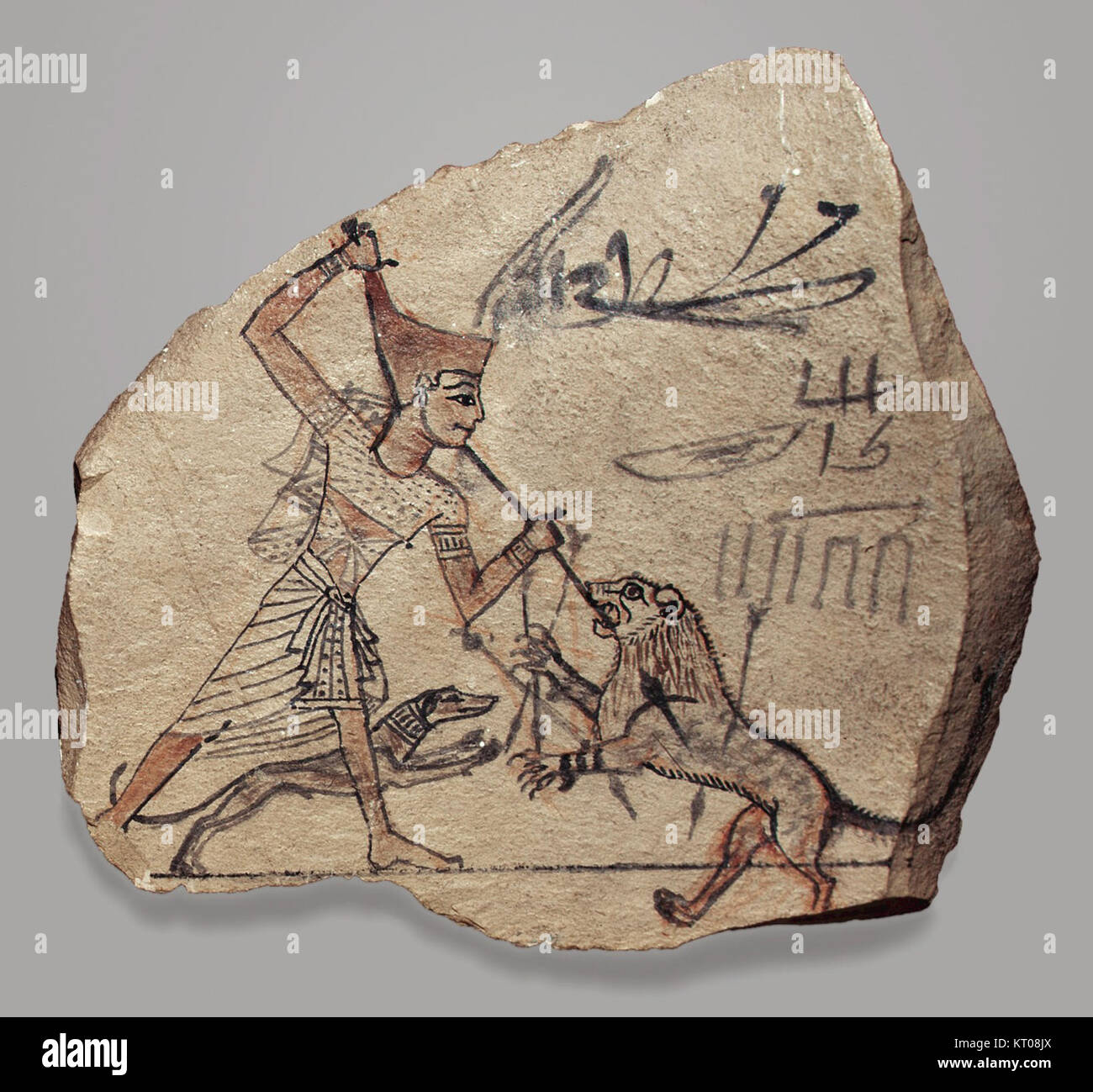 Ce croquis d'artiste représente une scène égyptienne antique d'un pharaon lançant un lion. Il s’agit d’une interprétation artistique d’un événement de l’histoire égyptienne, mettant en évidence le pouvoir et le symbolisme des pharaons. Banque D'Images