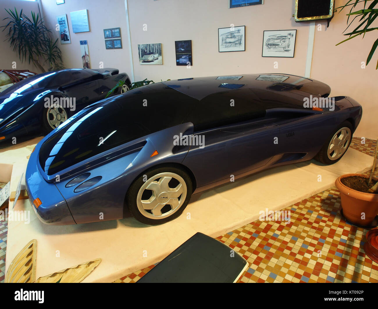 Le concept car VERA, présenté au Musée automobile de Vendée, met en valeur le croisement de l’art et de la technologie dans le design moderne des véhicules. Cette voiture futuriste représente l'innovation dans le design automobile. Banque D'Images