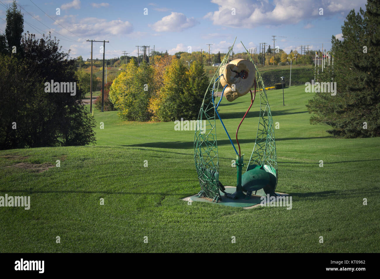 Art in the Flag Corridor est une exposition d'art publique à North Battleford, en Saskatchewan, où des drapeaux sont artistiquement exposés à côté de peintures murales et de sculptures. Il sert à mettre en valeur le paysage culturel et artistique de la région. Banque D'Images
