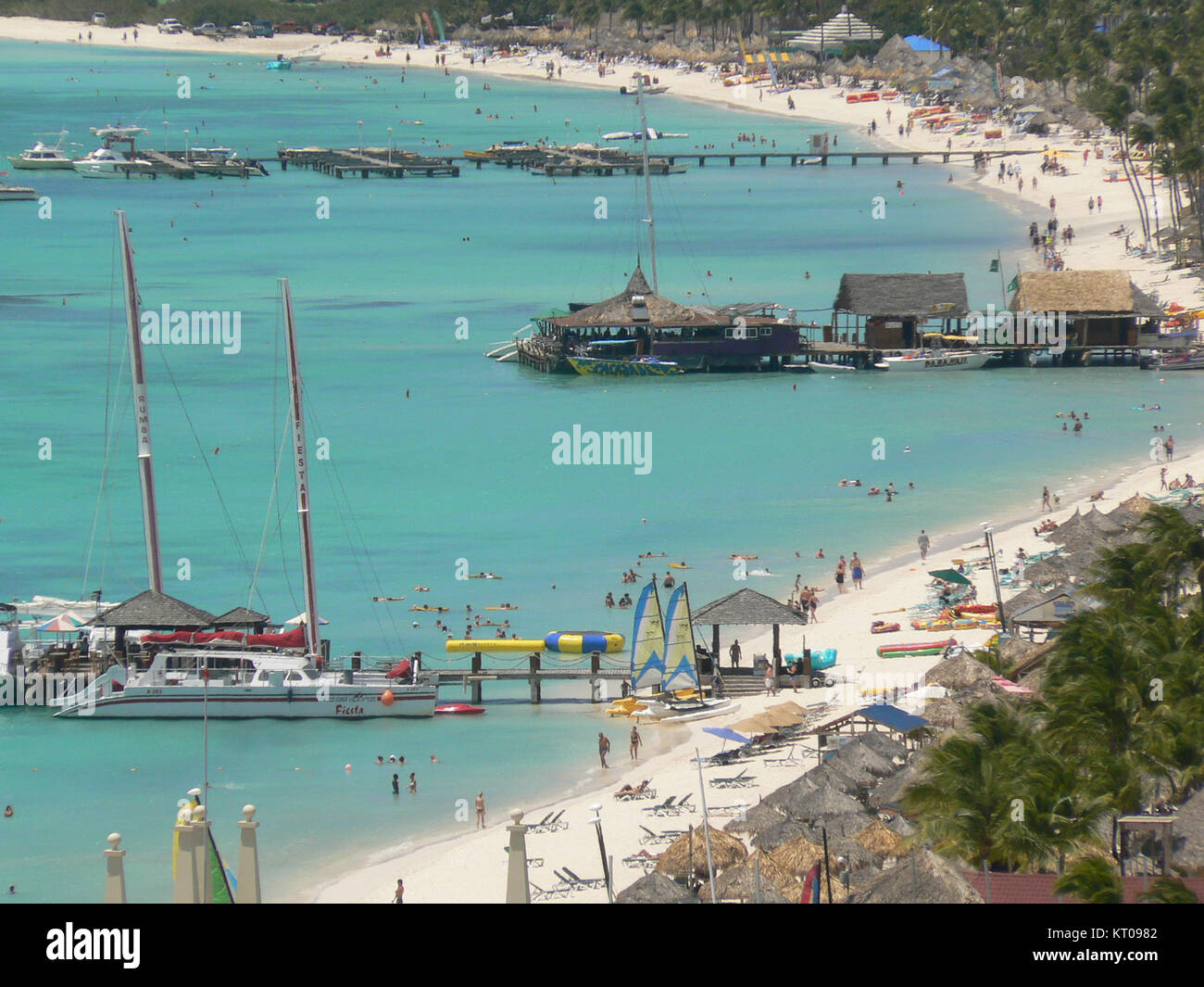 Aruba Beach fait référence aux plages pittoresques situées sur l'île d'Aruba, connues pour leur sable blanc et leurs eaux bleues limpides. Destination prisée des touristes, elle offre de belles vues et un climat tropical. Banque D'Images