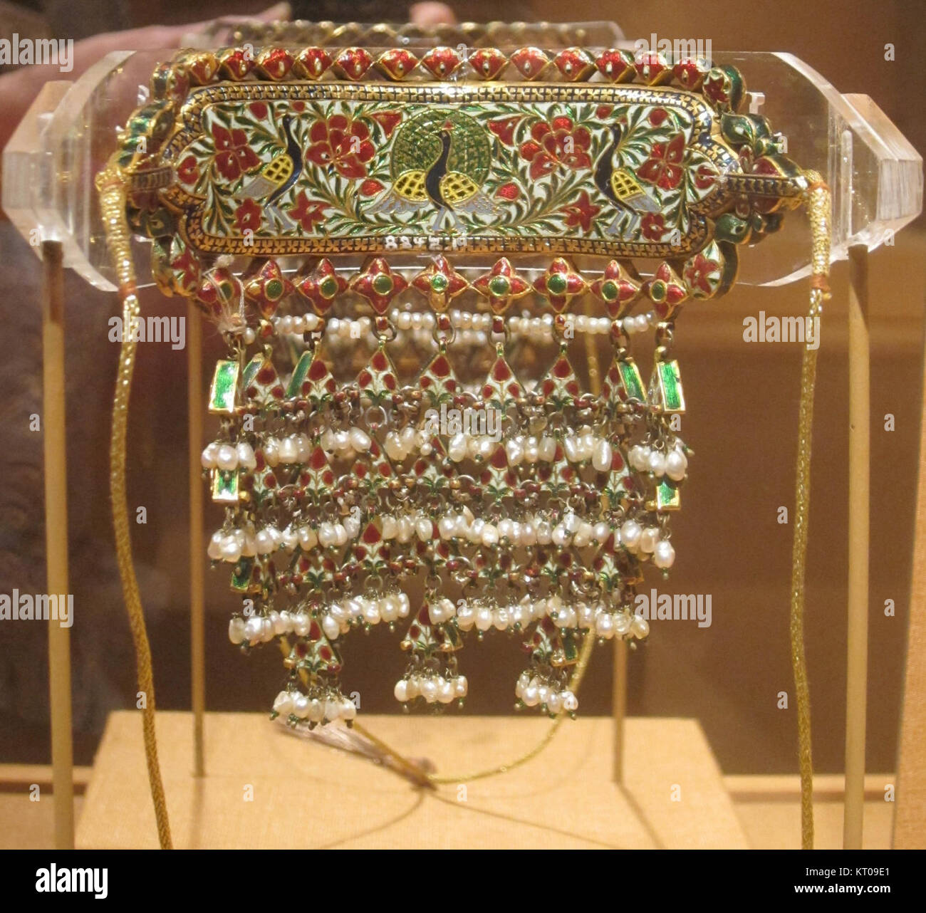 Un collier Arya du XIXe siècle originaire d'Inde, fabriqué avec de l'or, des rubis, des pierres claires, des perles, et des émeraudes, mettant en valeur un savoir-faire complexe et une valeur historique. Banque D'Images