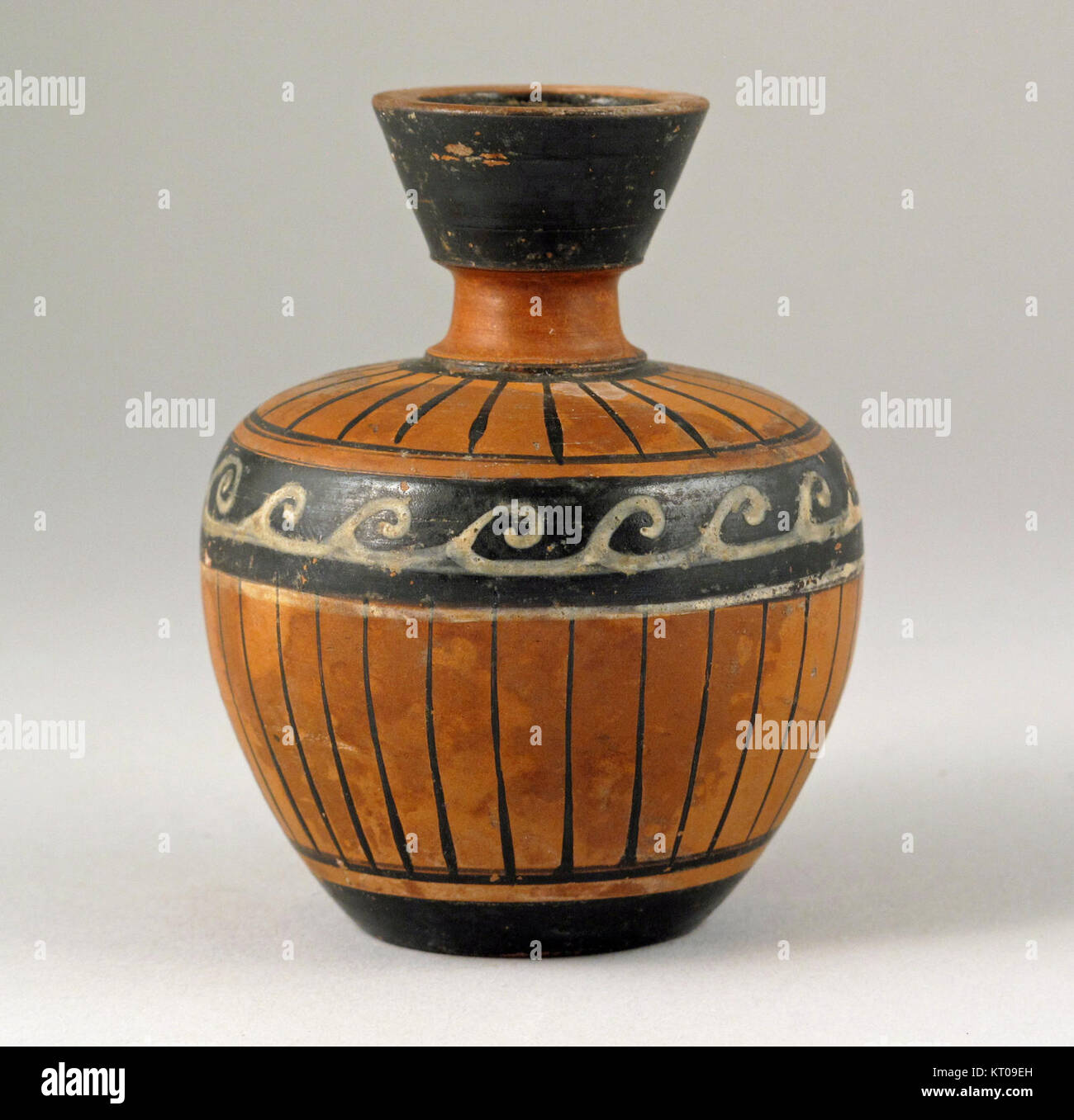 L'aryballos (MET sf41162187) est un récipient en céramique grec ancien, caractérisé par son corps sphérique et son col étroit, utilisé principalement pour contenir de l'huile ou du parfum. De tels artefacts fournissent un aperçu précieux de la vie quotidienne grecque antique et de l'expression artistique. Banque D'Images