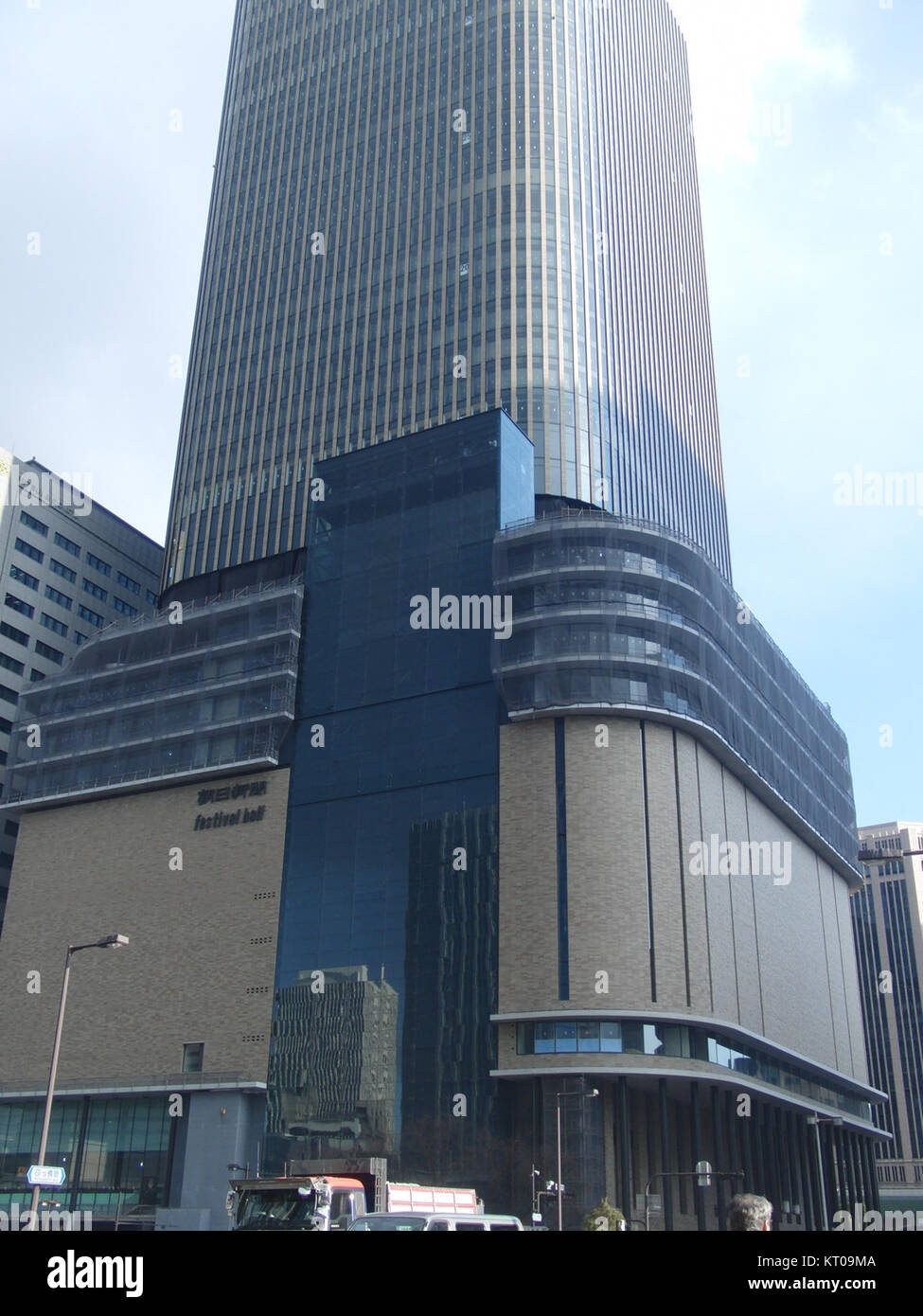 Le Asahi Festival Hall est un lieu d'événements connu pour accueillir des spectacles culturels et musicaux. Il joue un rôle important sur la scène culturelle et a contribué aux arts au Japon. Banque D'Images