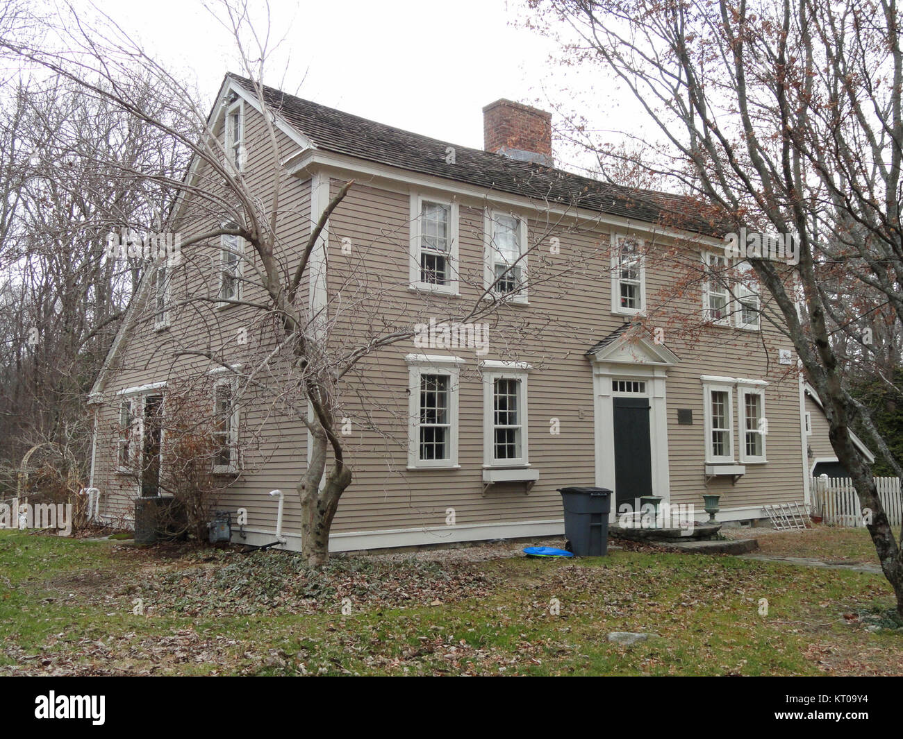 La maison Asa Sanger, située à Sherborn, Massachusetts, est une maison historique connue pour son importance architecturale et son rôle dans l'histoire locale. Construite au XVIIIe siècle, la maison est un exemple de l'architecture coloniale de la Nouvelle-Angleterre. Banque D'Images