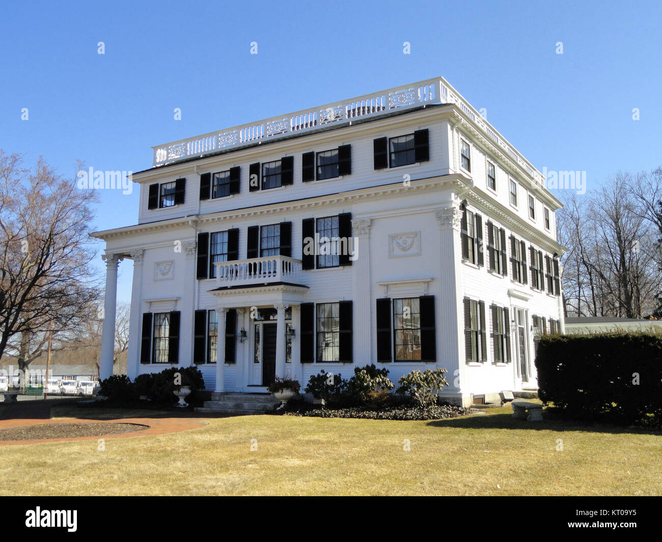 L'Asa Waters Mansion, situé à Millbury, Massachusetts, est un site historique qui présente une architecture de style fédéral. Construit au XVIIIe siècle, il est un exemple significatif du design américain. Banque D'Images