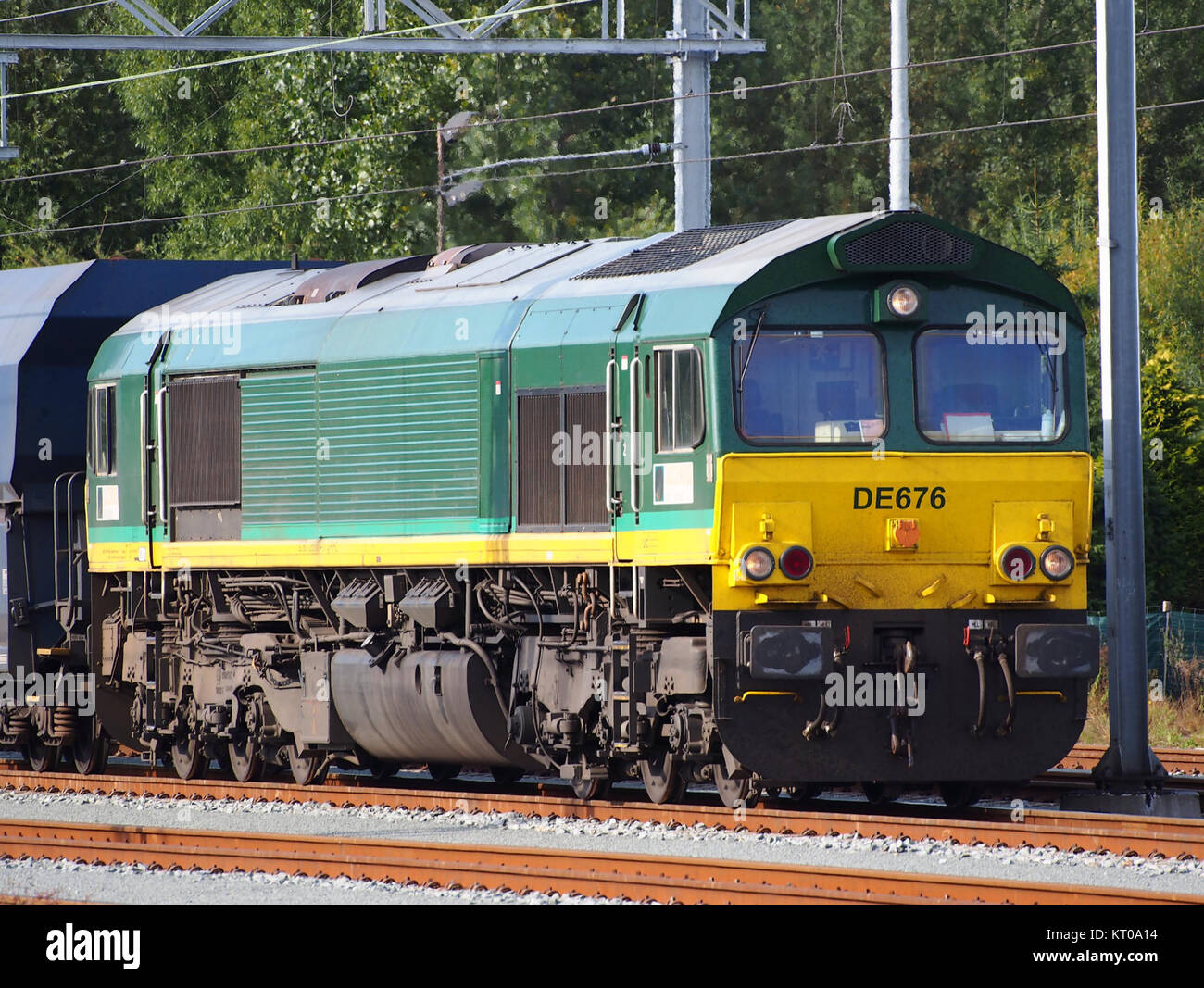 L'Ascendos Rail Leasinglok DE676, une locomotive de classe 66, est capturée à Amsterdam. Il fait partie de la flotte Ascendos, connue pour la location de locomotives à diverses compagnies ferroviaires, y compris des services de fret. Banque D'Images