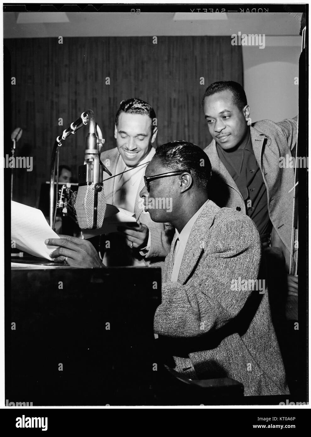 Cette photographie capture Oscar Moore, Nat King Cole et Wesley Prince, musiciens de jazz renommés, dans un portrait historique réalisé à New York vers juillet 1946, reflétant la riche histoire de la musique jazz au milieu du XXe siècle. Banque D'Images
