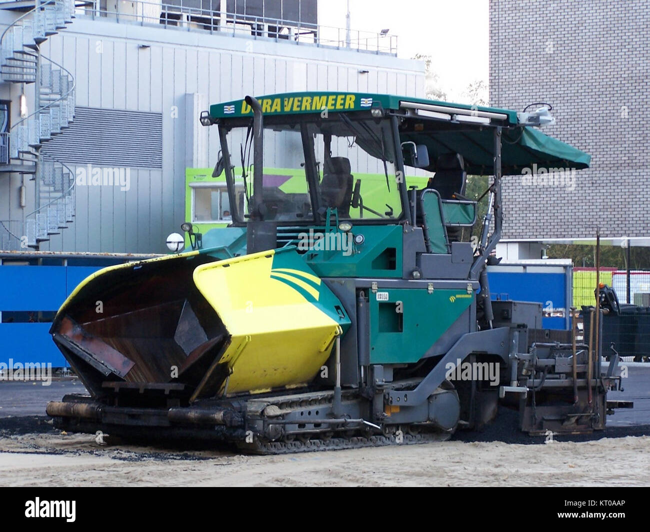 L'AsfalteerMachine 1 fait référence à une machine utilisée dans le processus de pavage d'asphalte, présentant les machines utilisées dans la construction de routes et le développement d'infrastructures. Banque D'Images