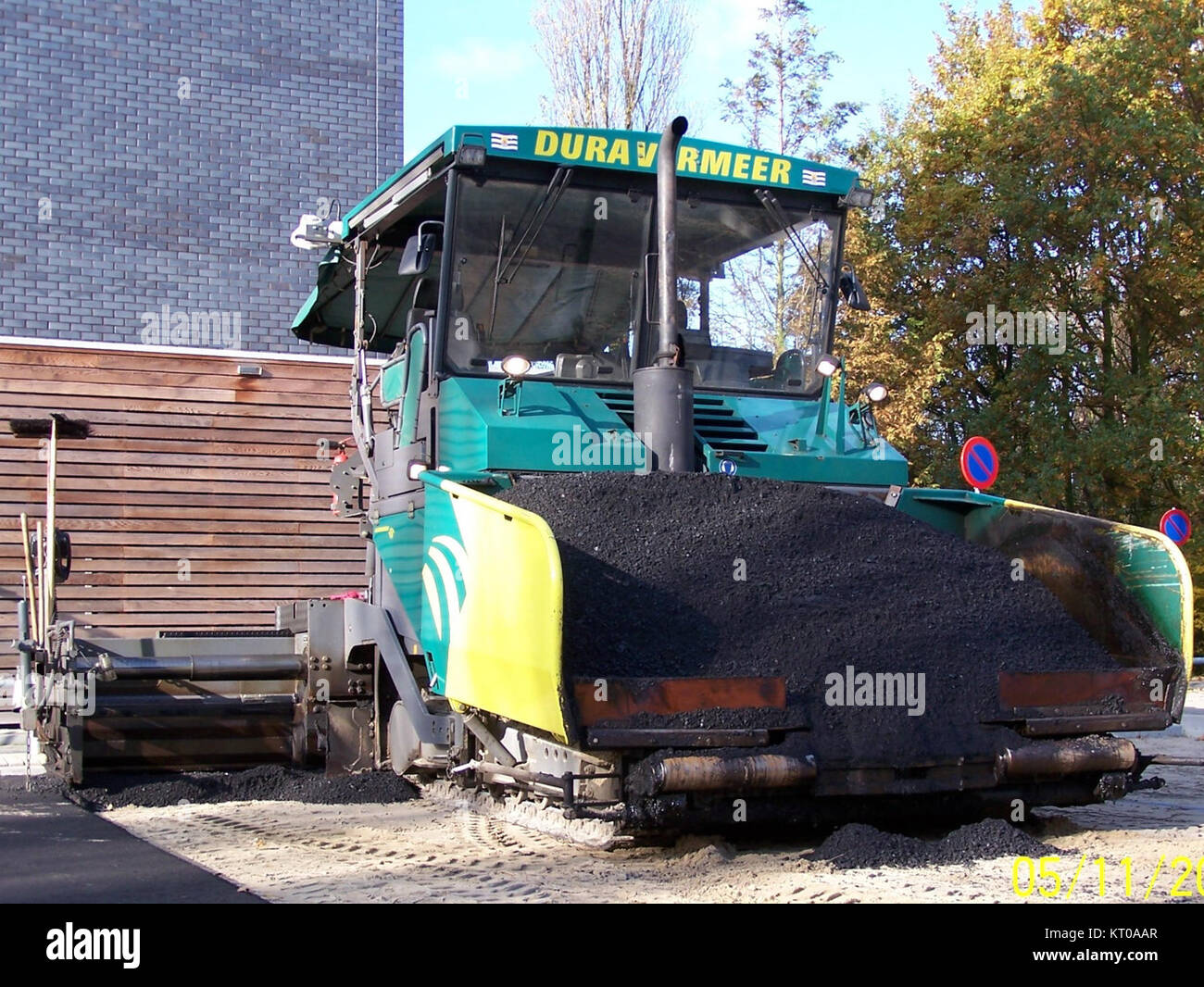 La machine Asfalteer est un type d'équipement de construction utilisé pour le pavage routier et le travail d'asphalte, conçu pour appliquer efficacement des couches d'asphalte sur les surfaces de route. Banque D'Images