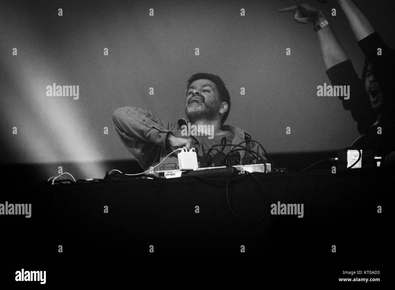 La performance Ashanti 3000 à la FC3A 'Fête de la musique' en 2012 à Bruxelles a été un événement musical remarquable mettant en valeur la diversité des musiques du monde et les échanges culturels au sein de la scène musicale internationale. Banque D'Images