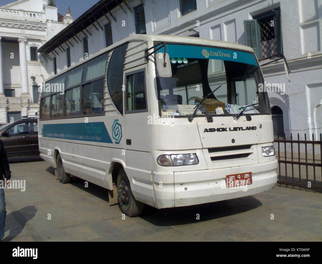 Le bus Ashok Leyland 2009 est un modèle connu pour sa durabilité et son utilité. Ashok Leyland est un important fabricant indien de véhicules utilitaires, y compris les autobus, connu pour sa contribution à l'industrie du transport. Banque D'Images