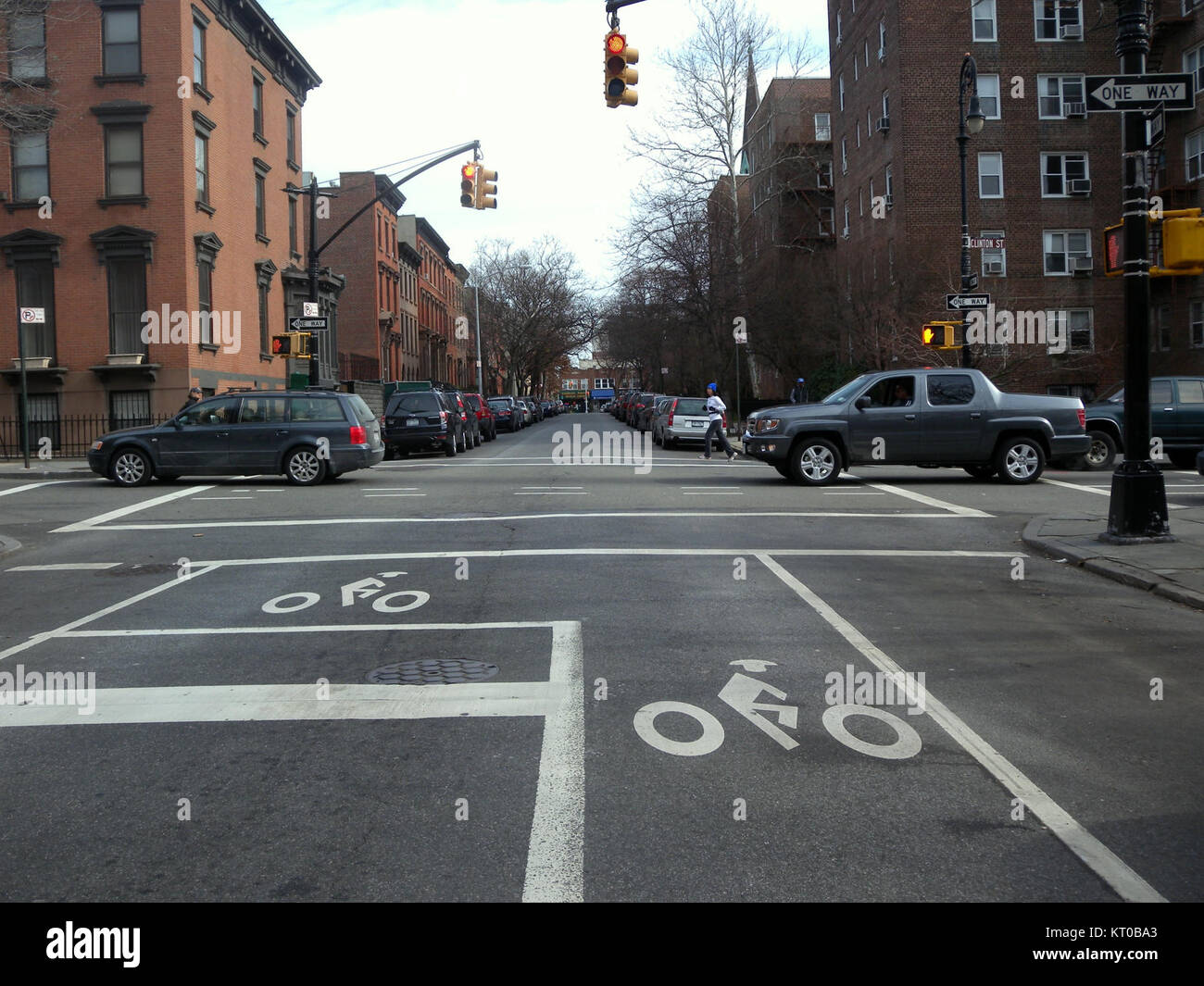 Photographie prise le 19 février 2012, montrant la ligne d'arrêt avancée à l'intersection des rues Clinton et Congress dans le quartier Cobble Hill de Brooklyn, regardant vers l'est le long de Congress Street par un après-midi nuageux. Banque D'Images
