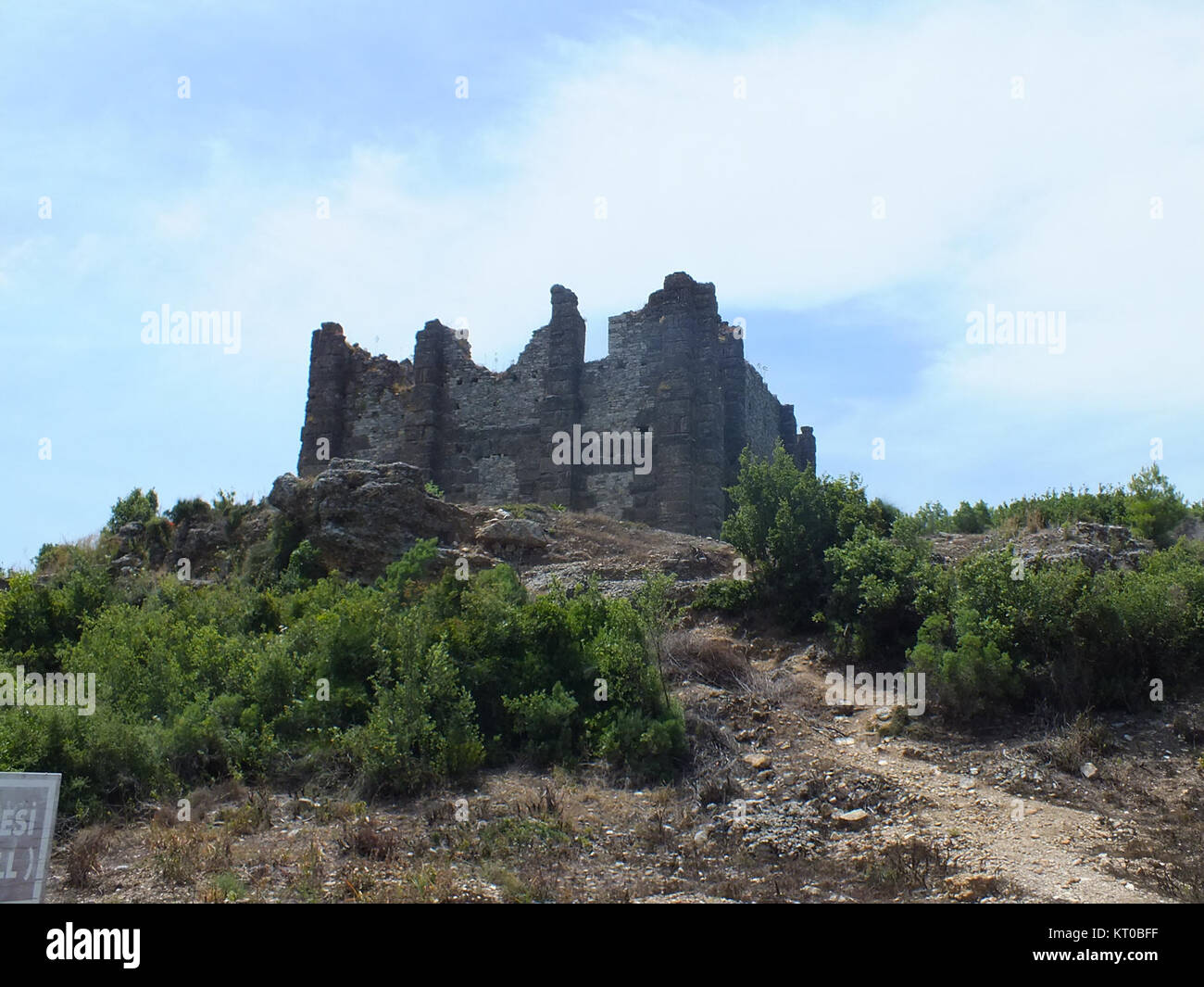 Une section de l'ancienne basilique d'Aspendos, en Turquie, connue pour son importance architecturale et historique, reflétant la grandeur de l'Empire romain à son apogée. Banque D'Images