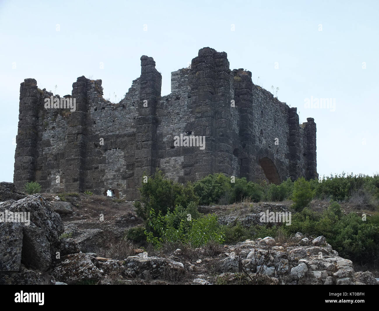 Une photographie de la basilique d'Aspendos, située en Turquie, capturant ses caractéristiques historiques et architecturales comme l'une des basiliques les plus grandes et les plus importantes de la période romaine. Banque D'Images