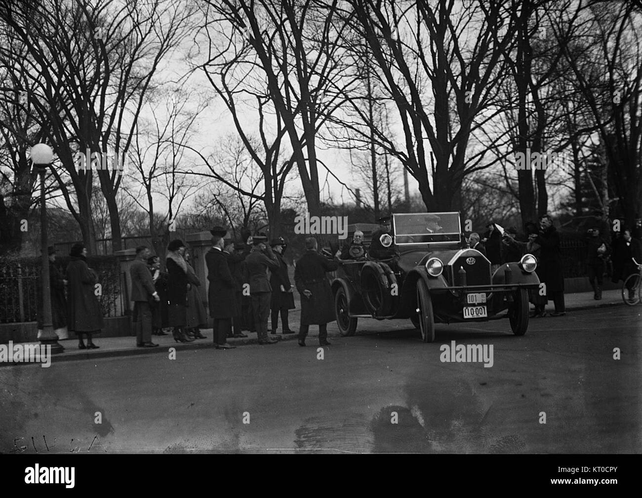 Cette photographie capture une automobile quittant la Maison Blanche, symbolisant le lien entre la résidence présidentielle et les événements publics. Banque D'Images Cette photographie capture une automobile quittant la Maison Blanche, symbolisant le lien entre la résidence présidentielle et les événements publics. Banque D'Images