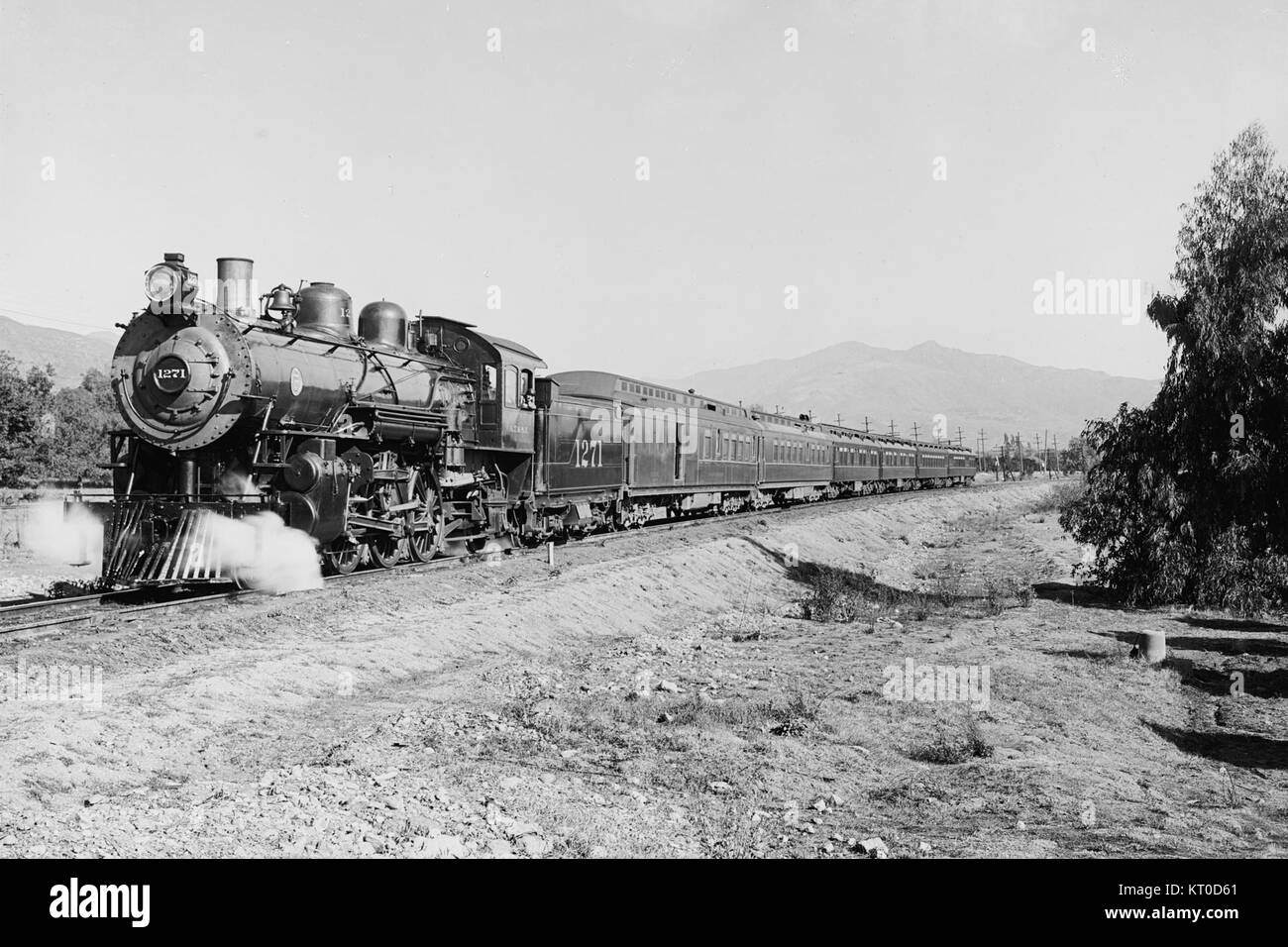 Le Deluxe Overland Limited était un prestigieux train de voyageurs connu pour son service de luxe et longue distance, offrant une expérience de voyage exclusive au début du XXe siècle. Banque D'Images