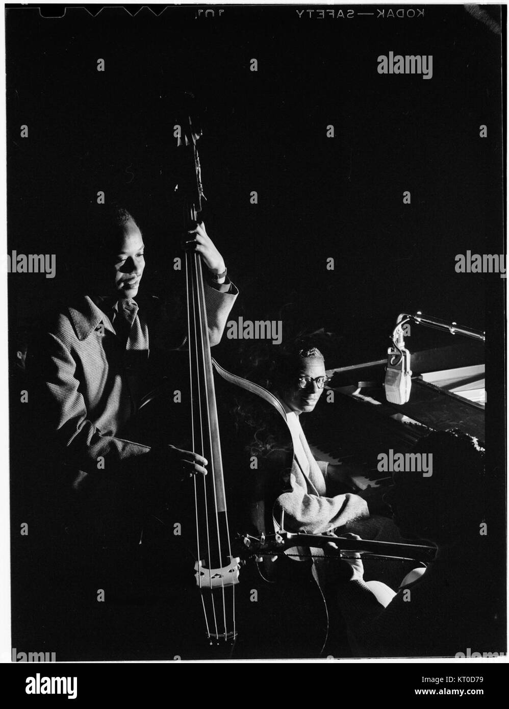 Portrait des musiciens Wesley Prince, Nat King Cole et Oscar Moore pris à New York en juillet 1946, capturant un moment de l'histoire du jazz au milieu du XXe siècle. Banque D'Images