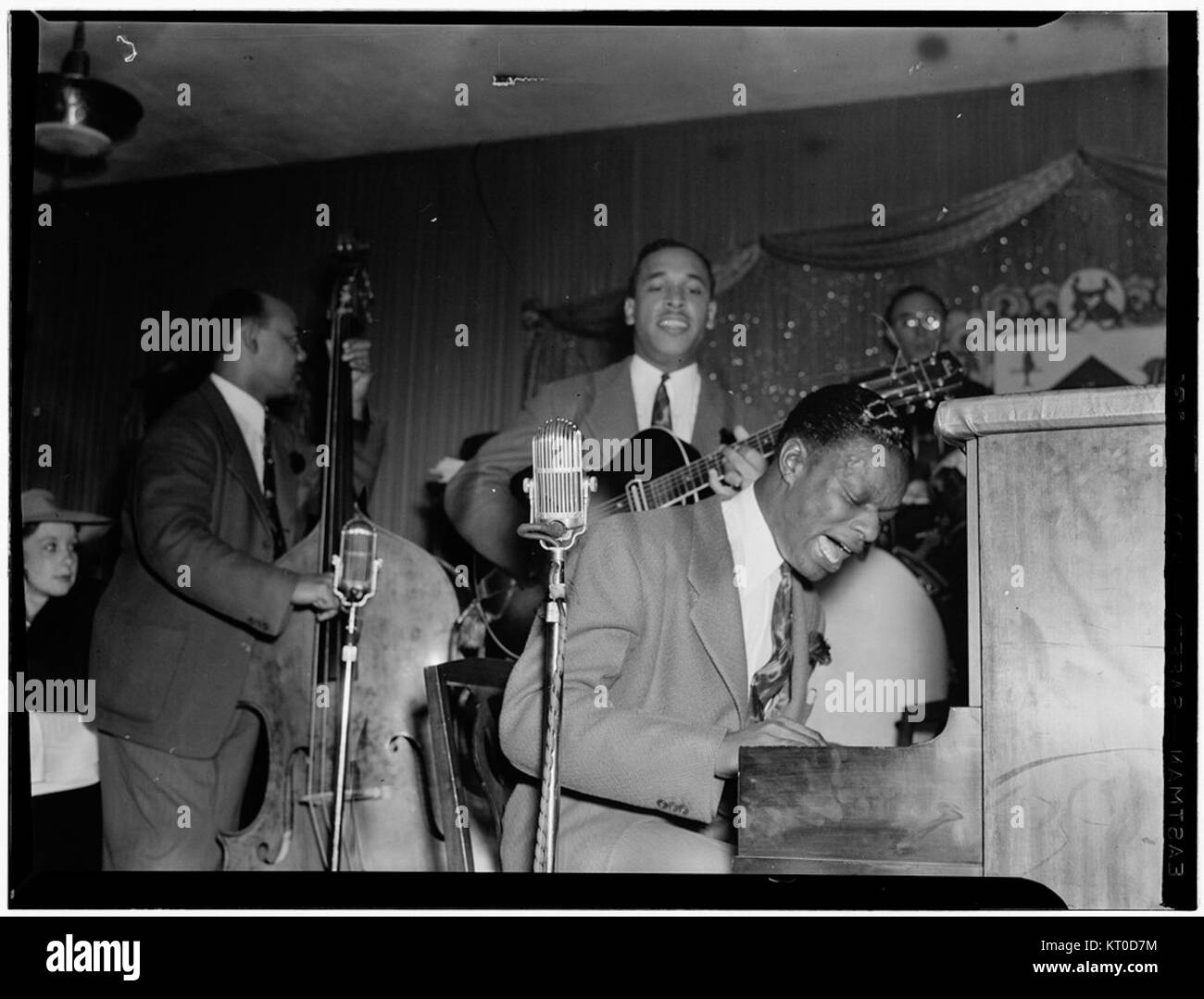 Ce portrait de juillet 1946 met en vedette les musiciens de jazz Wesley Prince, Oscar Moore et Nat King Cole. Capturé à Zanzibar, New York, il reflète la scène musicale vibrante de l'époque. Banque D'Images