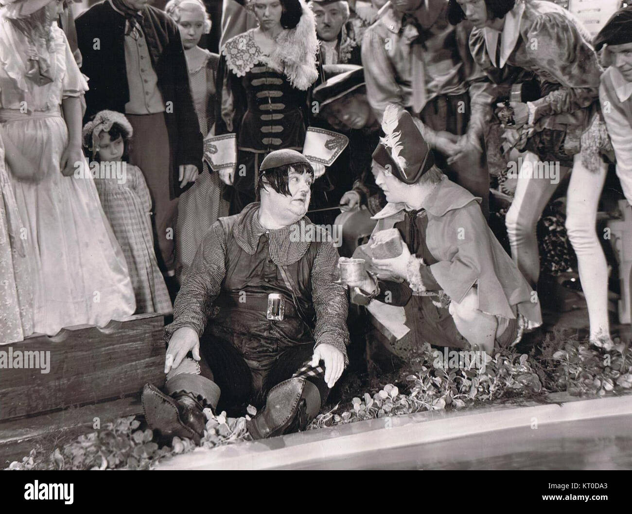 Cette publicité du film de 1934 *Babes in Toyland* montre des scènes du film fantaisiste et coloré. Le film, basé sur l'opérette de Victor Herbert, présente un monde fantastique avec des personnages comme Mother Goose et The Toymaker. Banque D'Images