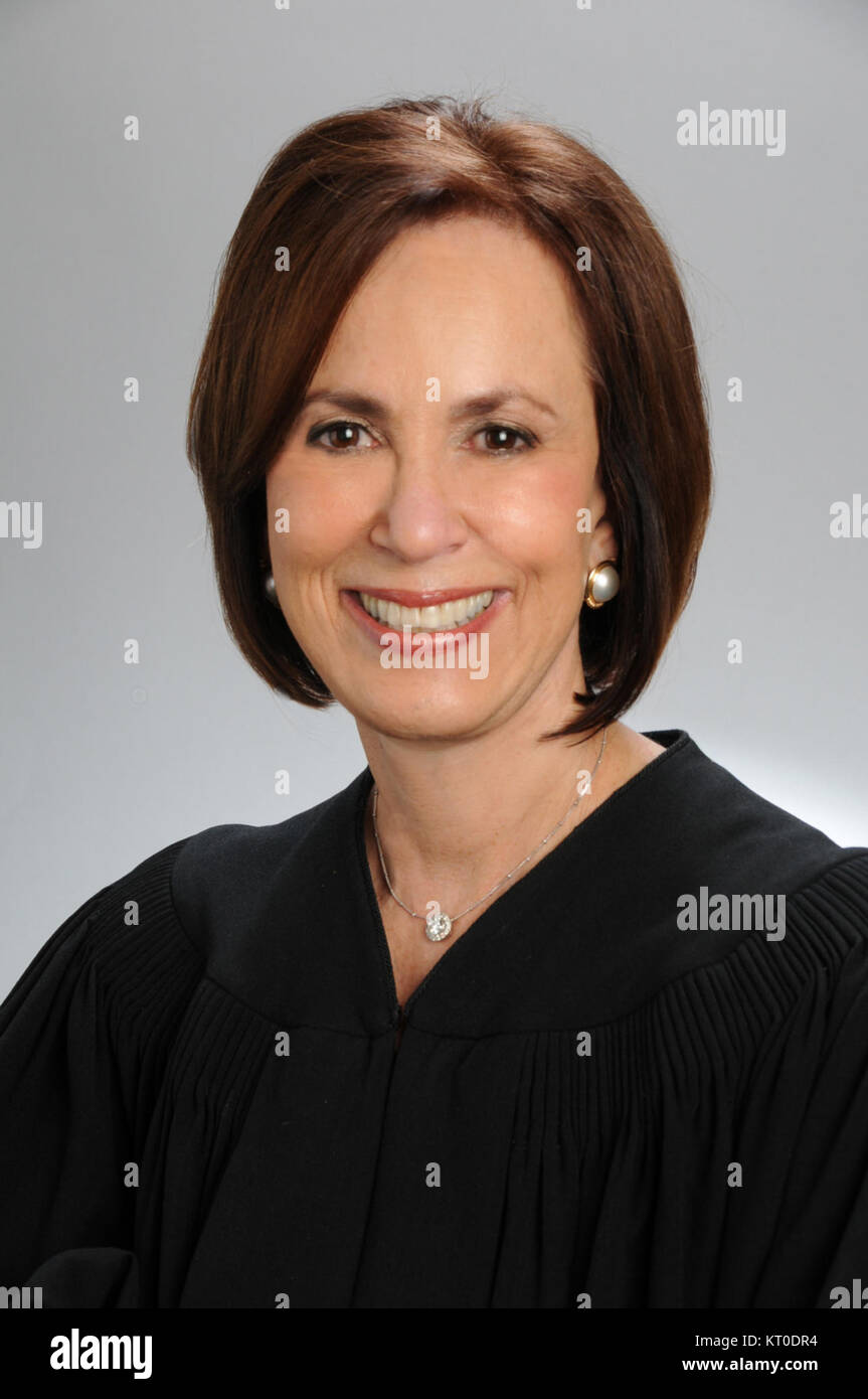 Barbara J. Pariente est une personne connue pour ses contributions à un domaine spécifique, peut-être le droit ou le service public. L’image illustre sa vie professionnelle, reflétant ses réalisations et la reconnaissance qu’elle a reçue dans sa carrière. Les réalisations ou contributions spécifiques ne sont pas détaillées, mais son image représente son importance dans sa profession. Banque D'Images