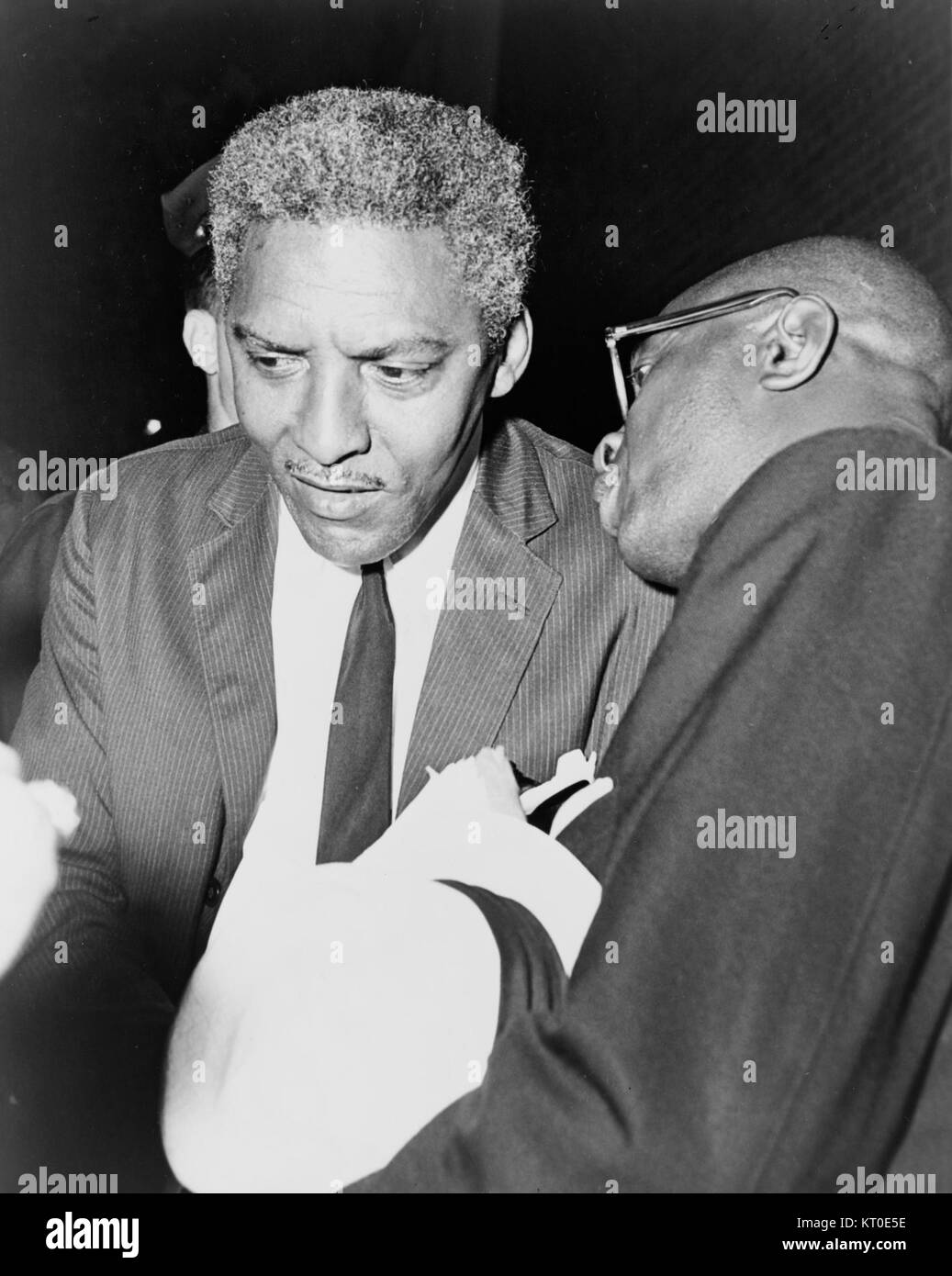 Bayard Rustin, figure clé du mouvement des droits civiques, est présenté dans cet article du NYWTS (New York World-Telegram & Sun), mettant en valeur son leadership en matière de justice sociale et son plaidoyer pour la résistance non violente. Banque D'Images
