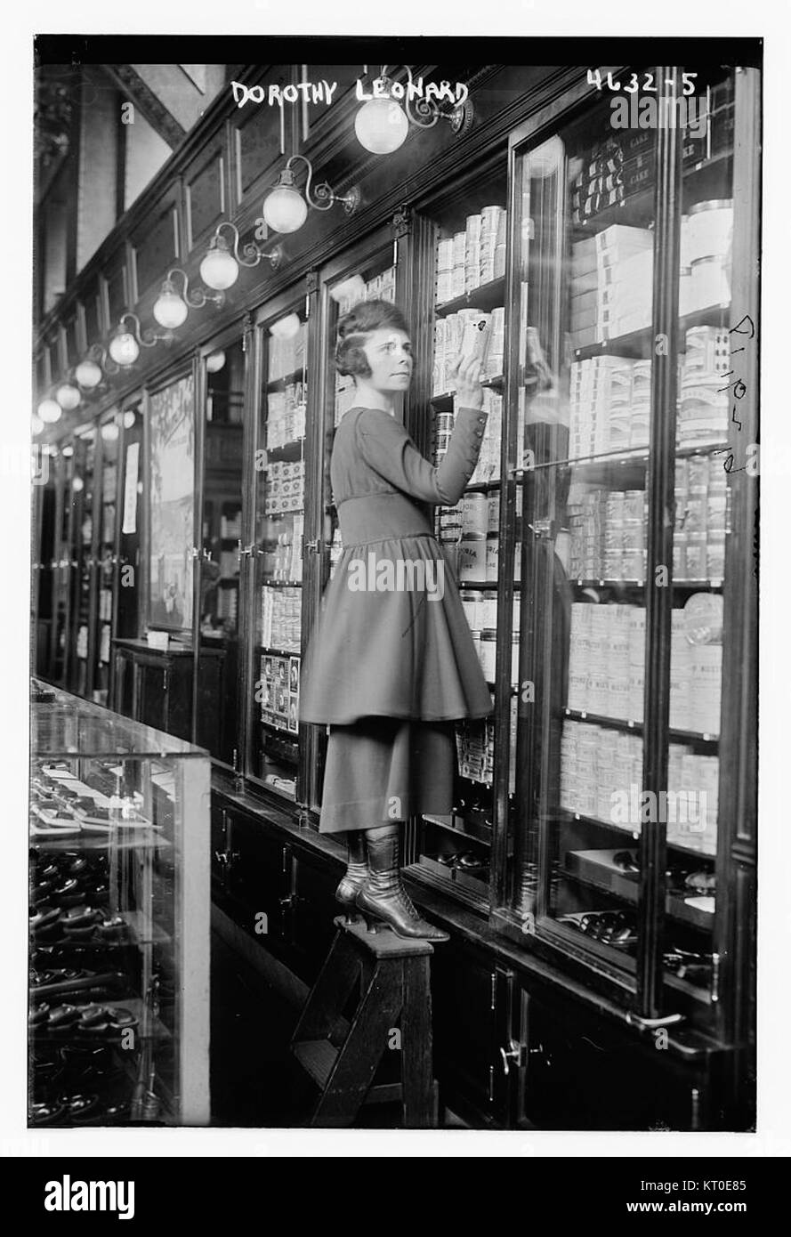 Cette photographie montre Dorothy Leonard, une vendeuse qui fait la promotion des produits du tabac. Il fait probablement partie d'une campagne publicitaire vintage au milieu du XXe siècle. Banque D'Images
