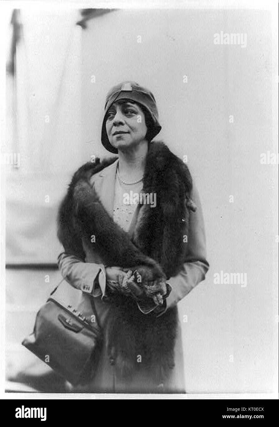 Le portrait de belle C. Greene la représente dans une pose de trois-quarts, debout et légèrement tournée vers la gauche. Connue pour ses contributions culturelles, cette image reflète la mode et les normes sociales de son époque. Banque D'Images