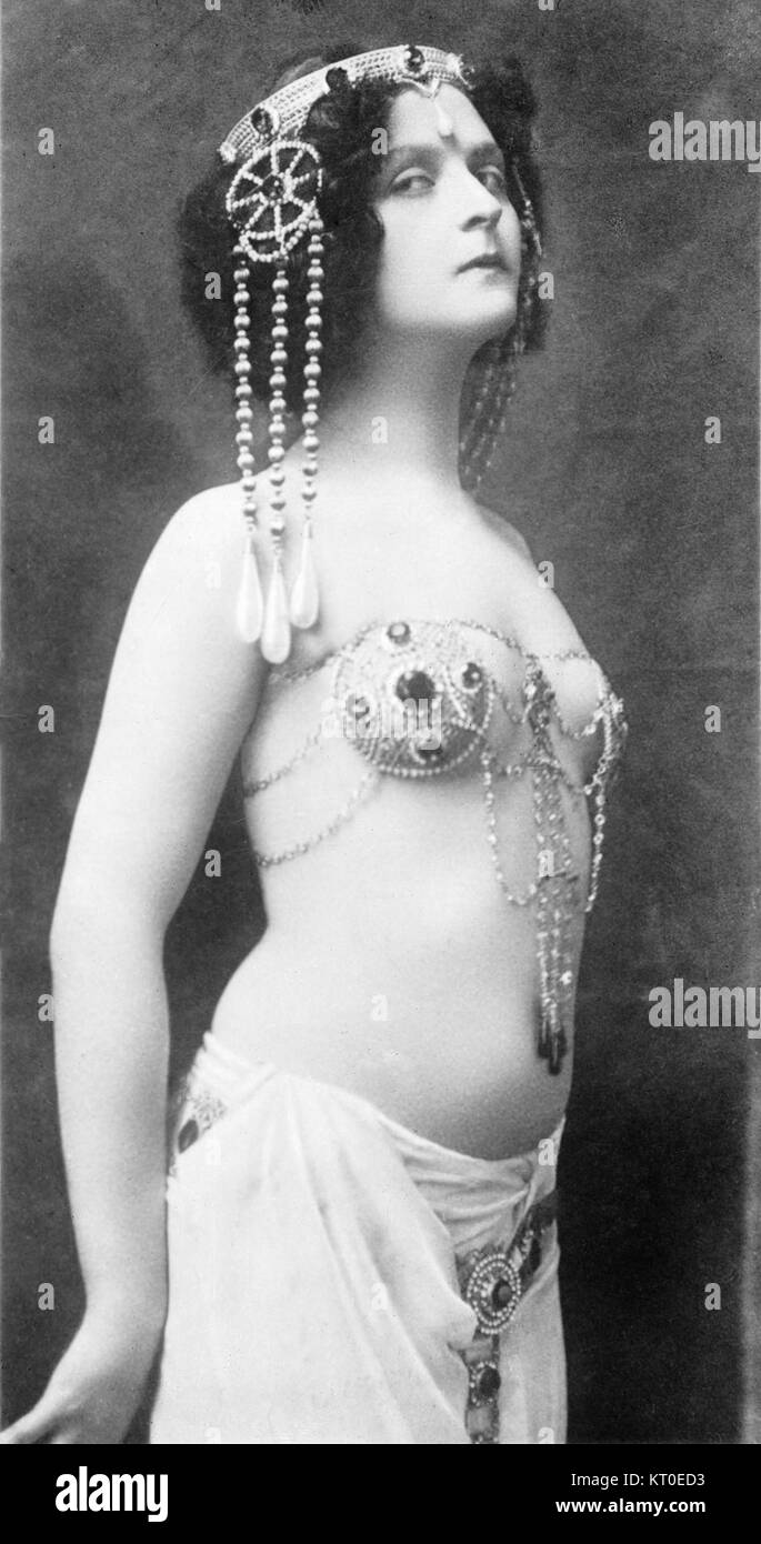 Fritzi Schaffer, un interprète renommé de danse du ventre, est dépeint comme Salomé dans une performance. Schaffer était célèbre pour ses interprétations des danses exotiques, et cette image la capture incarnant le personnage biblique. Banque D'Images