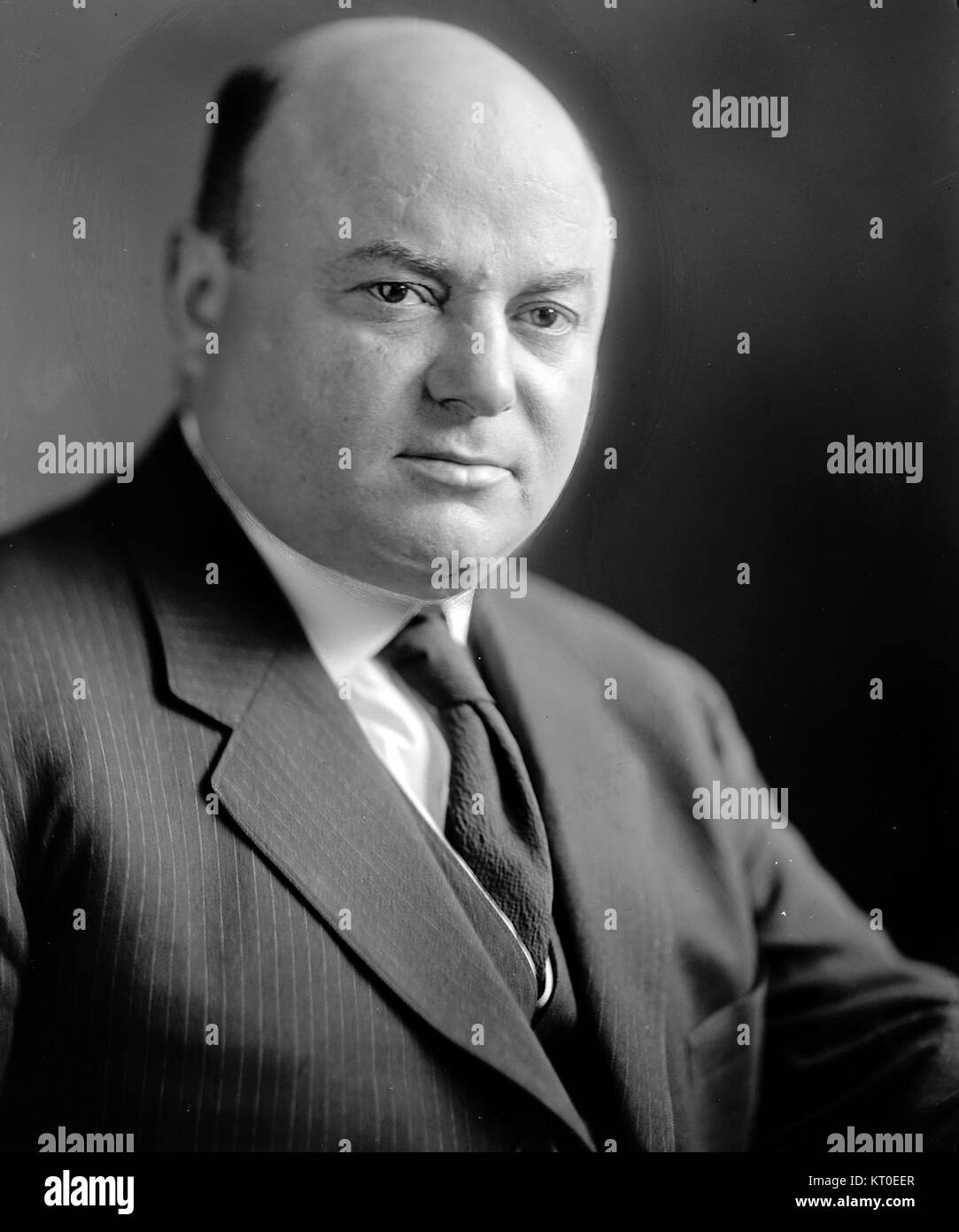 Portrait de Benjamin L. Rosenbloom, figure éminente connue pour ses contributions au monde des affaires et de l’industrie, mettant en valeur son impact sur l’entrepreneuriat moderne. Banque D'Images