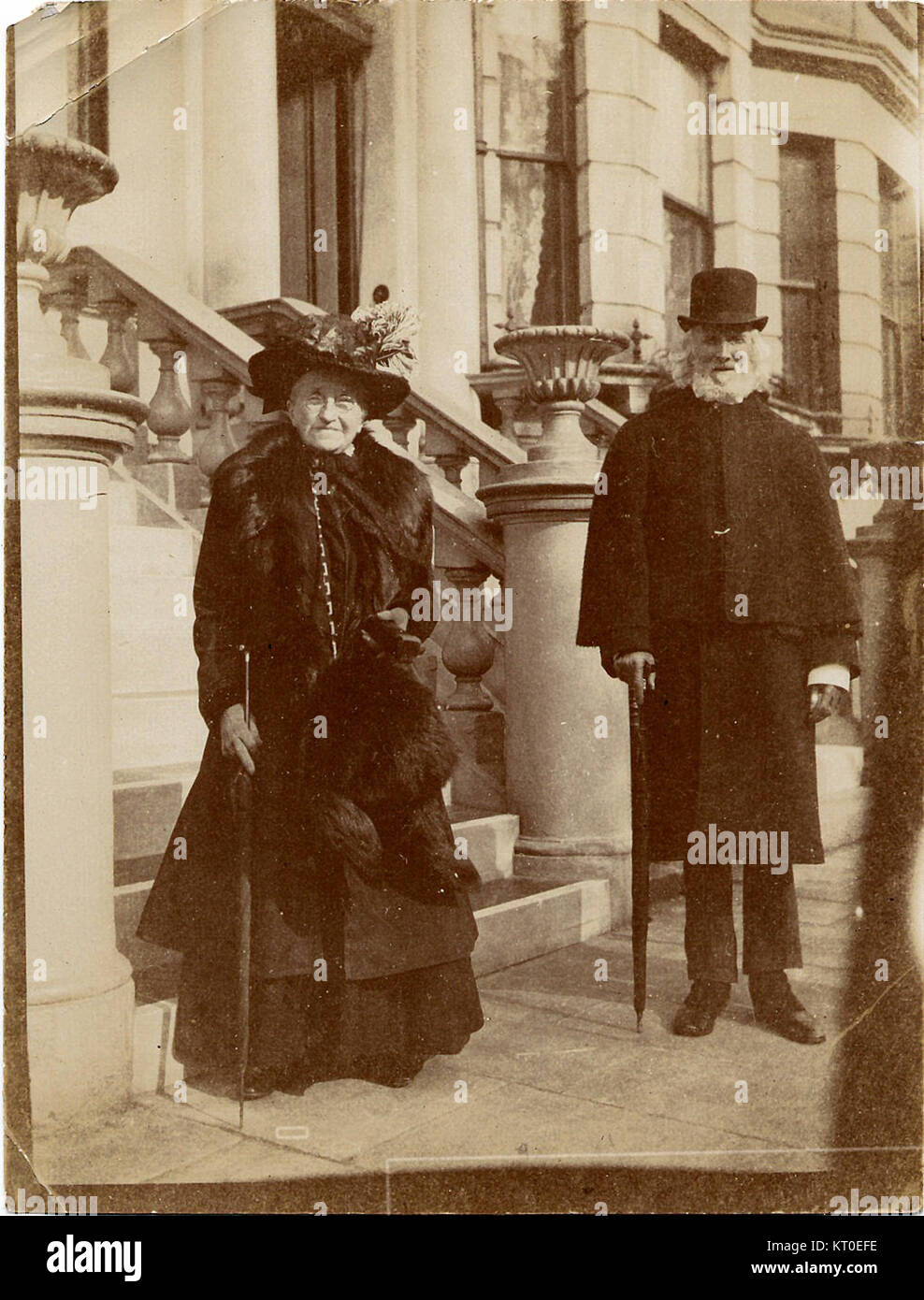 La photographie montre Benjamin Gerrish Gray et Anne Eliza (Wiggins) célébrant leur anniversaire de mariage en or en 1912 au 4 Inverness Gardens, Kensington, Londres. Il capture un moment d'importance personnelle et historique. Banque D'Images
