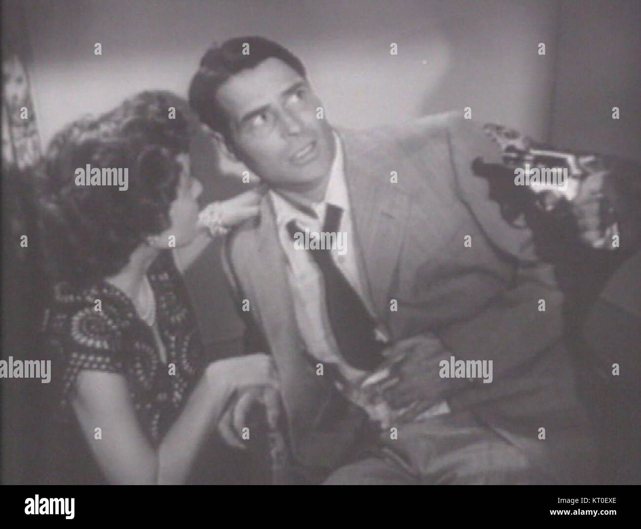 Beverly Garland et Henry Hart jouent dans le film noir « DOA » de 1950. Garland joue un rôle clé dans l'intrigue remplie de suspense, qui suit un homme qui cherche à percer le mystère de son propre empoisonnement. Banque D'Images