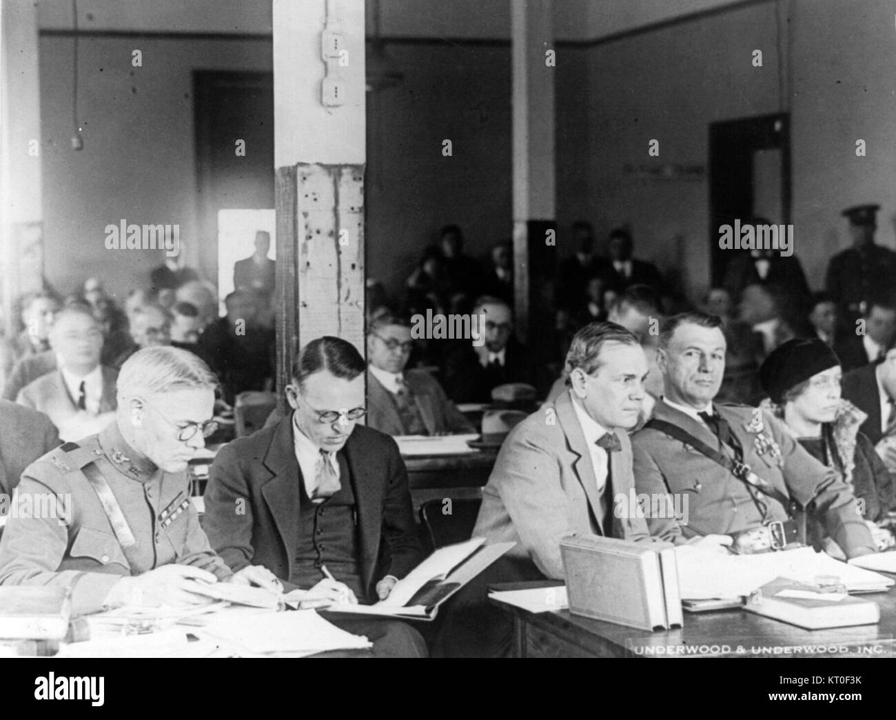 Une photographie de Billy Mitchell lors de sa cour martiale en 1926, montrant son implication dans un événement juridique militaire important dans l'histoire des États-Unis. Banque D'Images