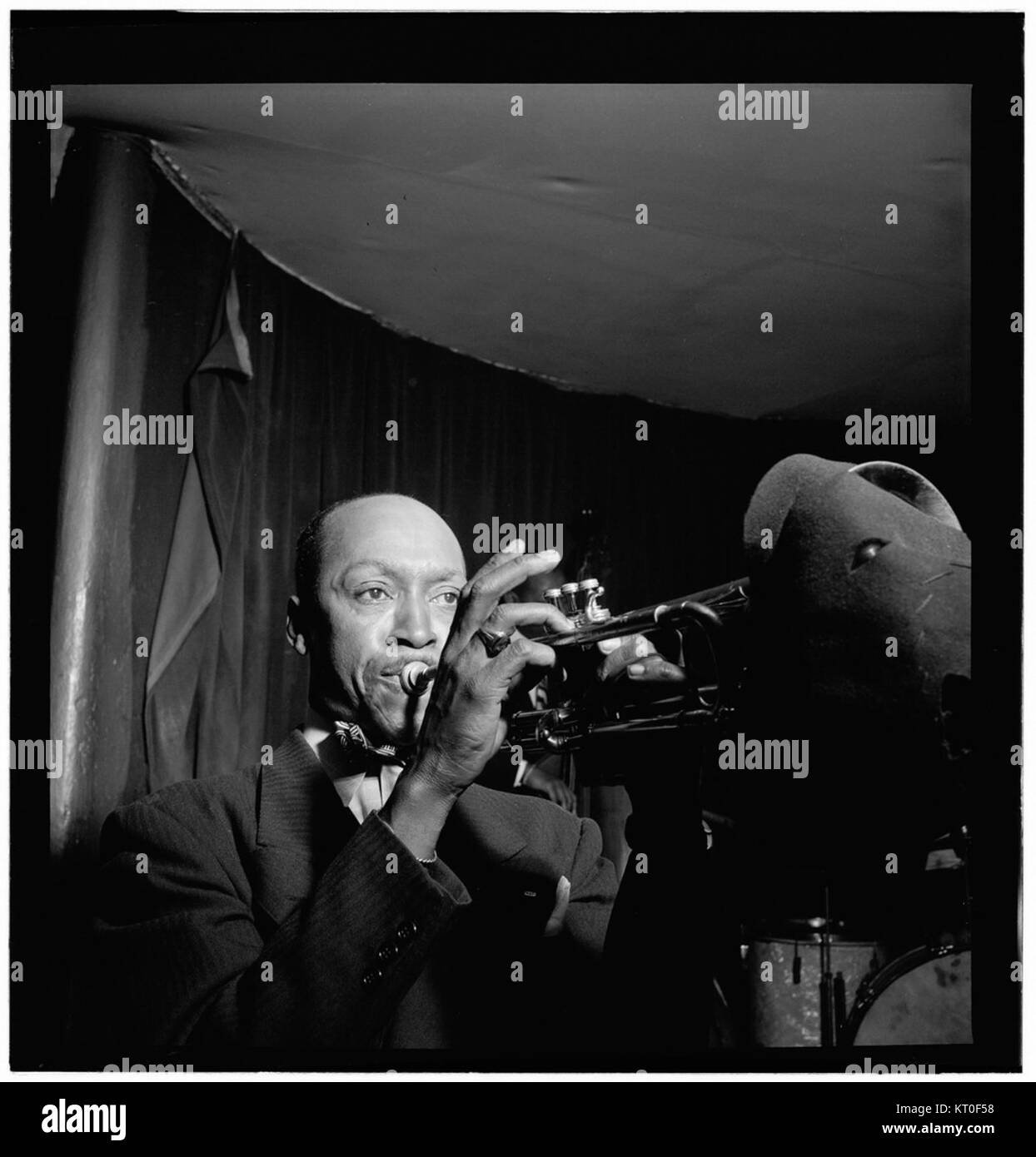 Bill Coleman, un musicien de jazz éminent, a joué dans la Cafe Society de New York vers 1947, un club connu pour son importance dans les scènes culturelles et sociales de l'époque. Banque D'Images