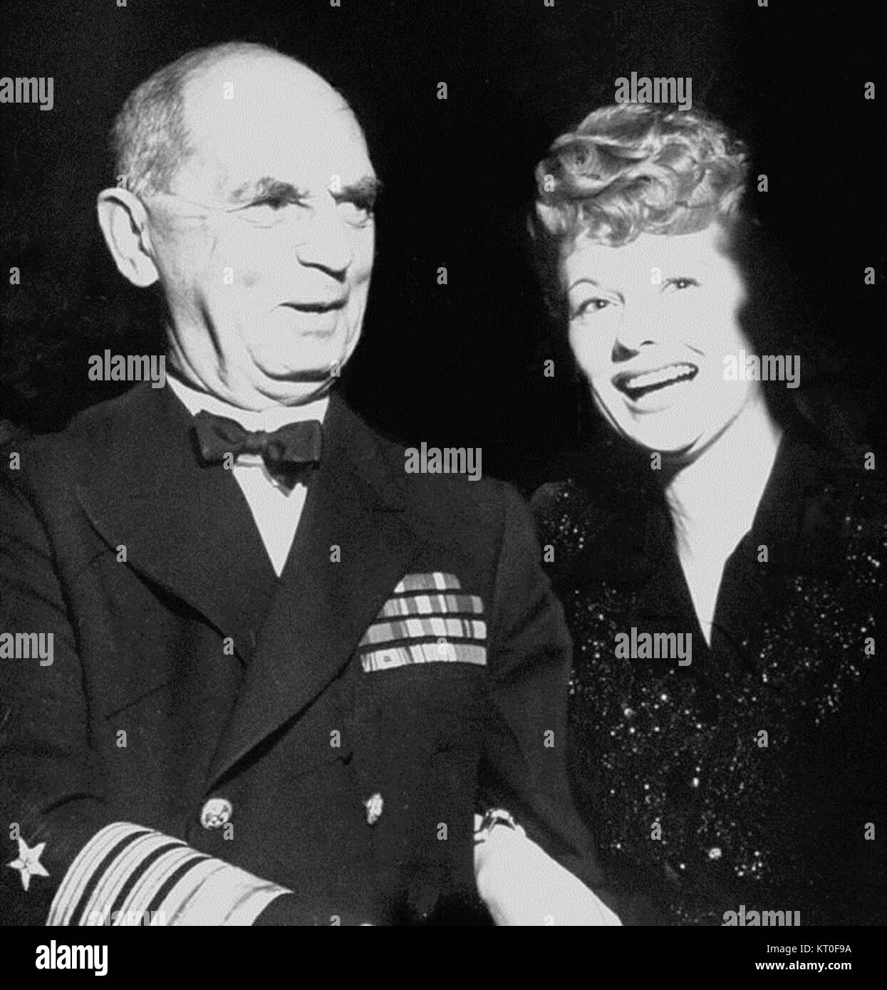 Le bal d’anniversaire de 1944, célébrant l’anniversaire de Lucille Ball, était un événement emblématique auquel ont participé des célébrités de l’époque. Lucille Ball, connue pour son rôle dans I Love Lucy, est une figure majeure du divertissement américain du XXe siècle. Banque D'Images