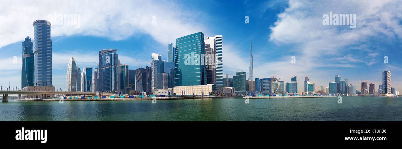 Dubaï, Émirats arabes unis - Mars 29, 2017 : le panorama avec le nouveau canal et gratte-ciel du centre-ville. Banque D'Images