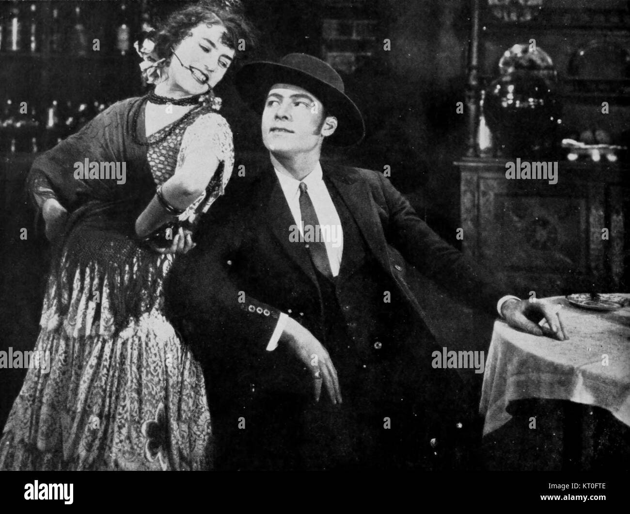 Sang et sable est un film muet sorti en 1922 avec Rudolph Valentino, connu pour ses thèmes dramatiques et la performance emblématique de Valentino en tant que torerolier. Banque D'Images