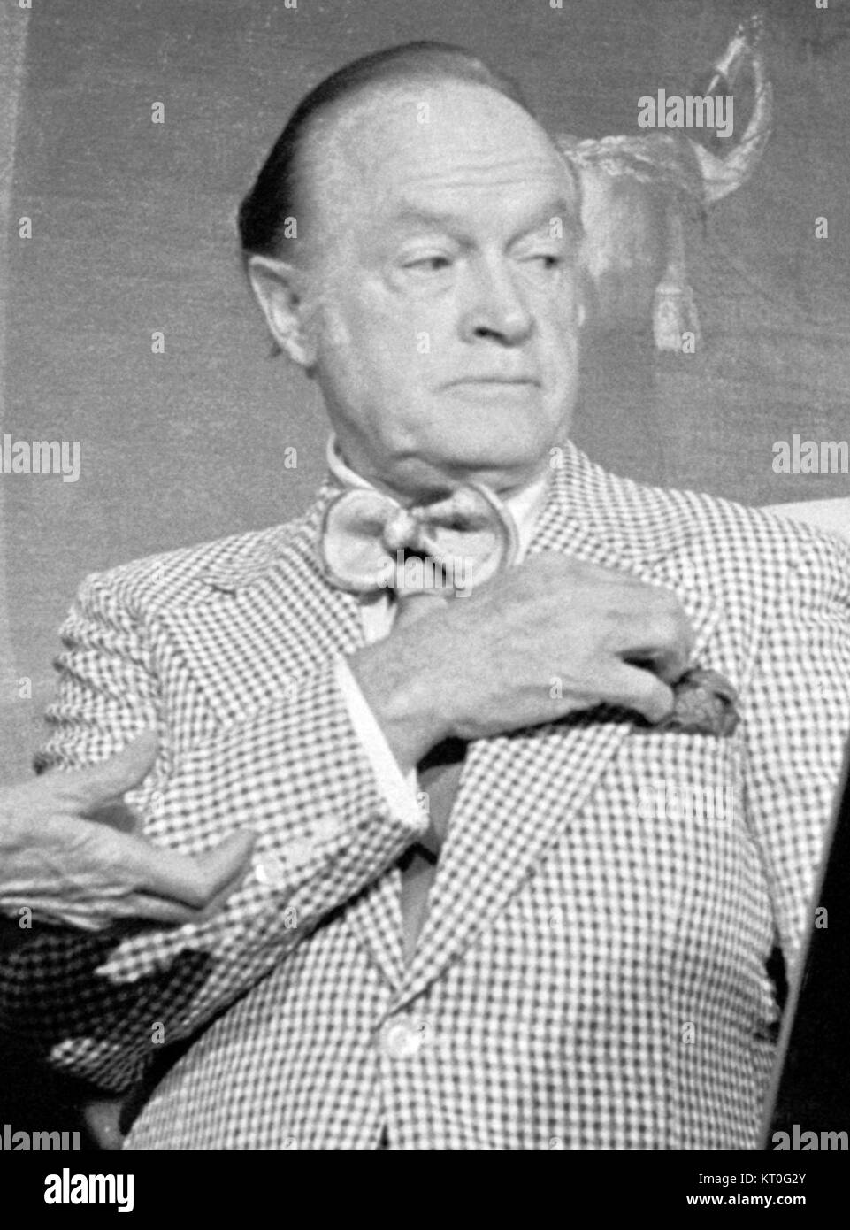 Une photographie de l'artiste américain Bob Hope prise en 1978, capturant un moment de son illustre carrière dans le cinéma et la télévision. Banque D'Images