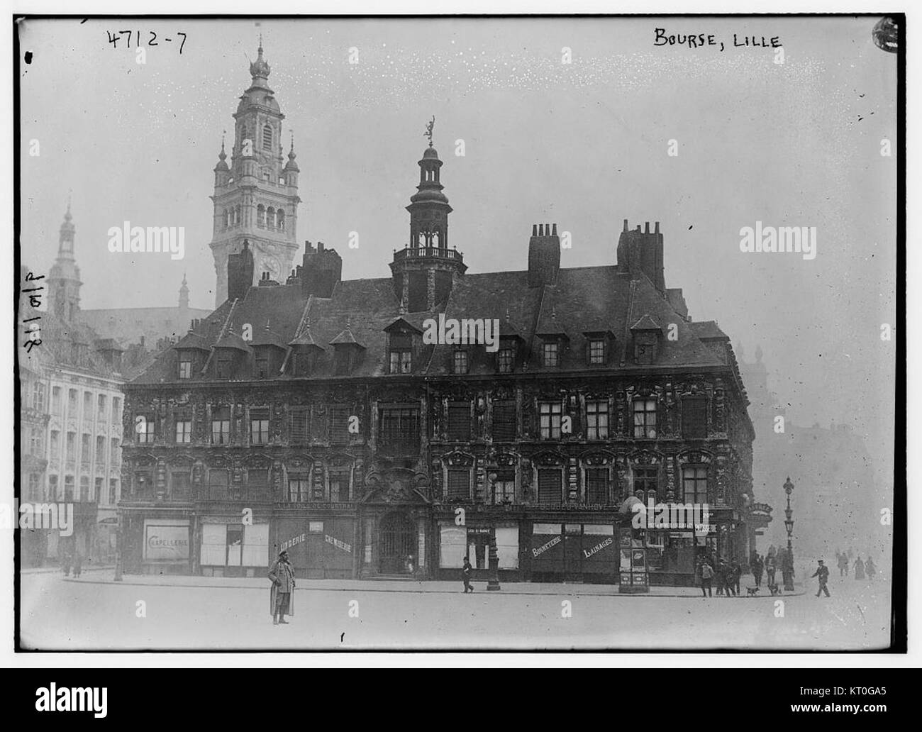 La vieille Bourse de Lille est un bâtiment historique construit entre 1652 et 1653. Situé sur la Grand place, il se compose de 24 maisons privées entourant une cour centrale avec galeries. La façade est ornée de diverses cariatides sur les pilastres. Banque D'Images