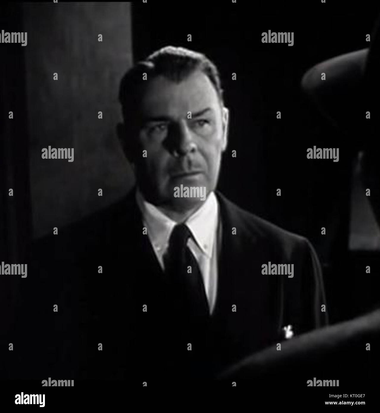 Brian Donlevy incarne un lieutenant de police dans le film noir de 1955 « The Big Combo ». Le film suit l'enquête de son personnage sur un syndicat complexe du crime, mettant en évidence les thèmes de la corruption et de la trahison. Banque D'Images