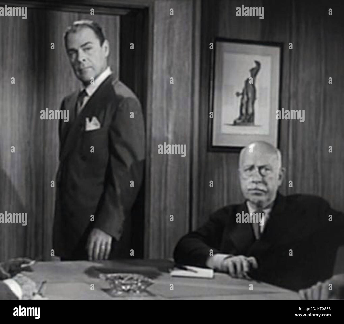 Une image promotionnelle des acteurs Brian Donlevy et Stuart Holmes dans le film de 1949 "impact". L'image met en valeur leur rôle dans ce thriller noir classique. Banque D'Images