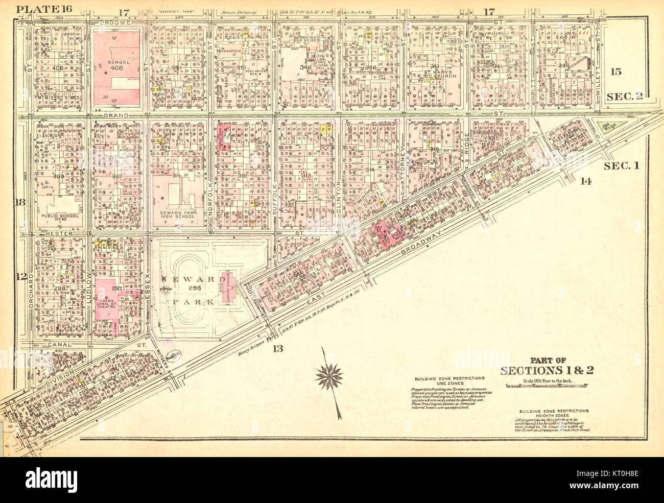 La Bromley Manhattan plate 016, publiée en 1927, est une image photographique ou imprimée représentant une scène de Manhattan, New York. Il capture l'atmosphère urbaine et l'architecture de l'époque. Banque D'Images